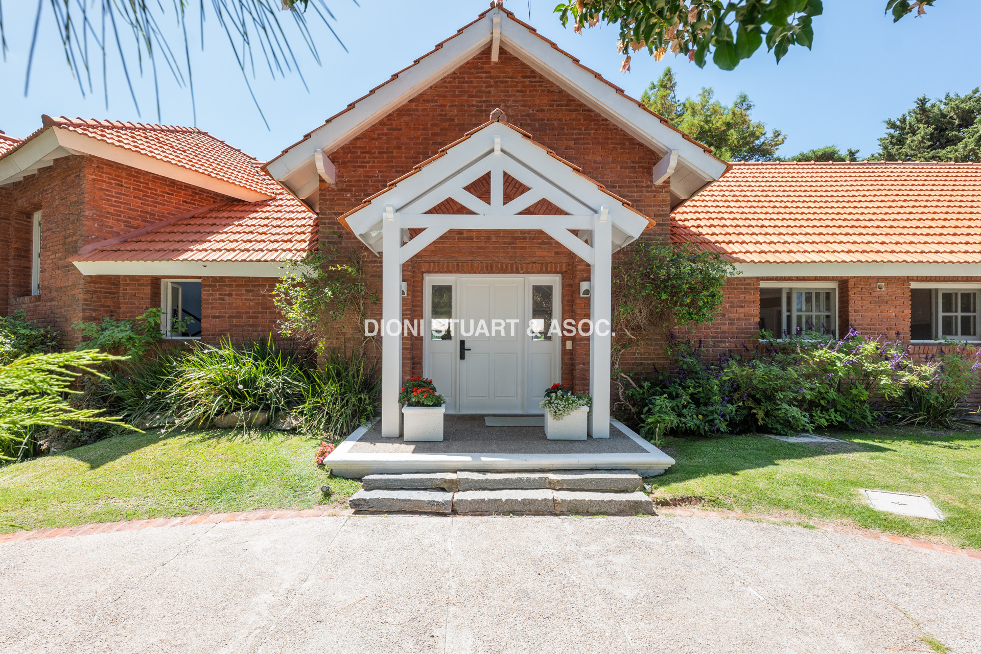 CASA EN VENTA EN  EL GOLF CON 4 DORMITORIOS EN SUITE + DEP. - BARBACOA Y SAUNA - INCREIBLE