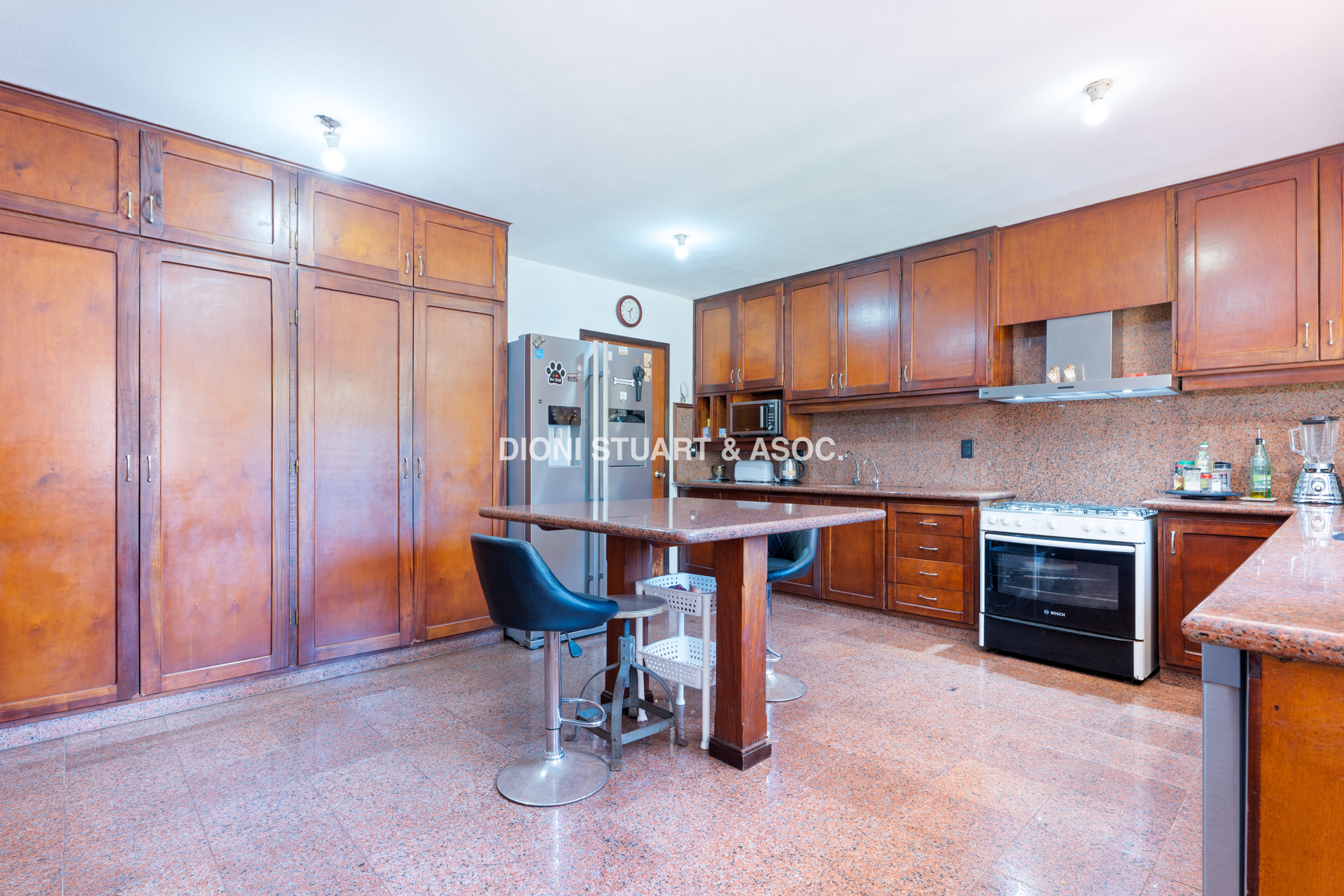 CASA EN PINARES EN VENTA 5 DORMITORIOS EN SUITE CON PISCINA