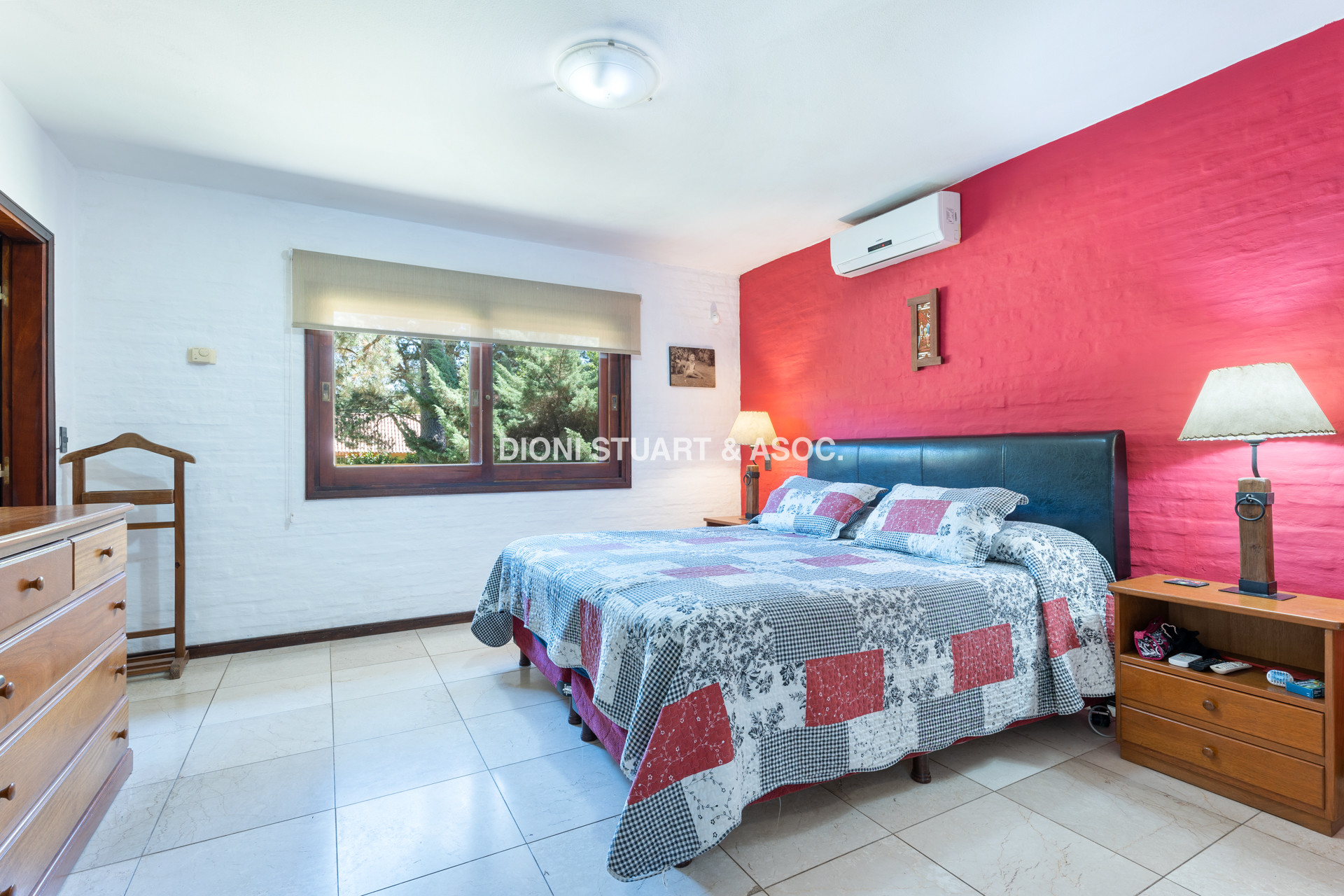CASA EN PINARES EN VENTA 5 DORMITORIOS EN SUITE CON PISCINA