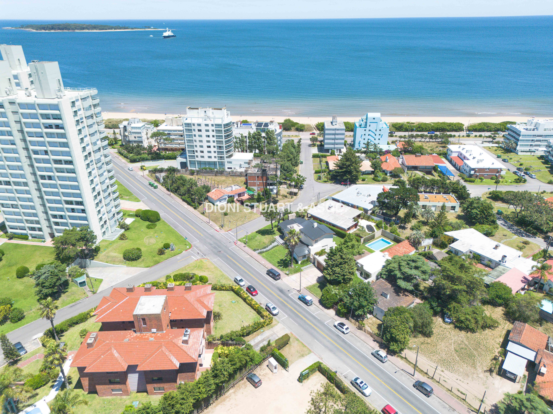 VENTA CASA CERCA DEL MAR EN PLAYA MANSA - 4 DORMITORIOS Y DEPENDENCIA - PISCINA Y BARBACOA