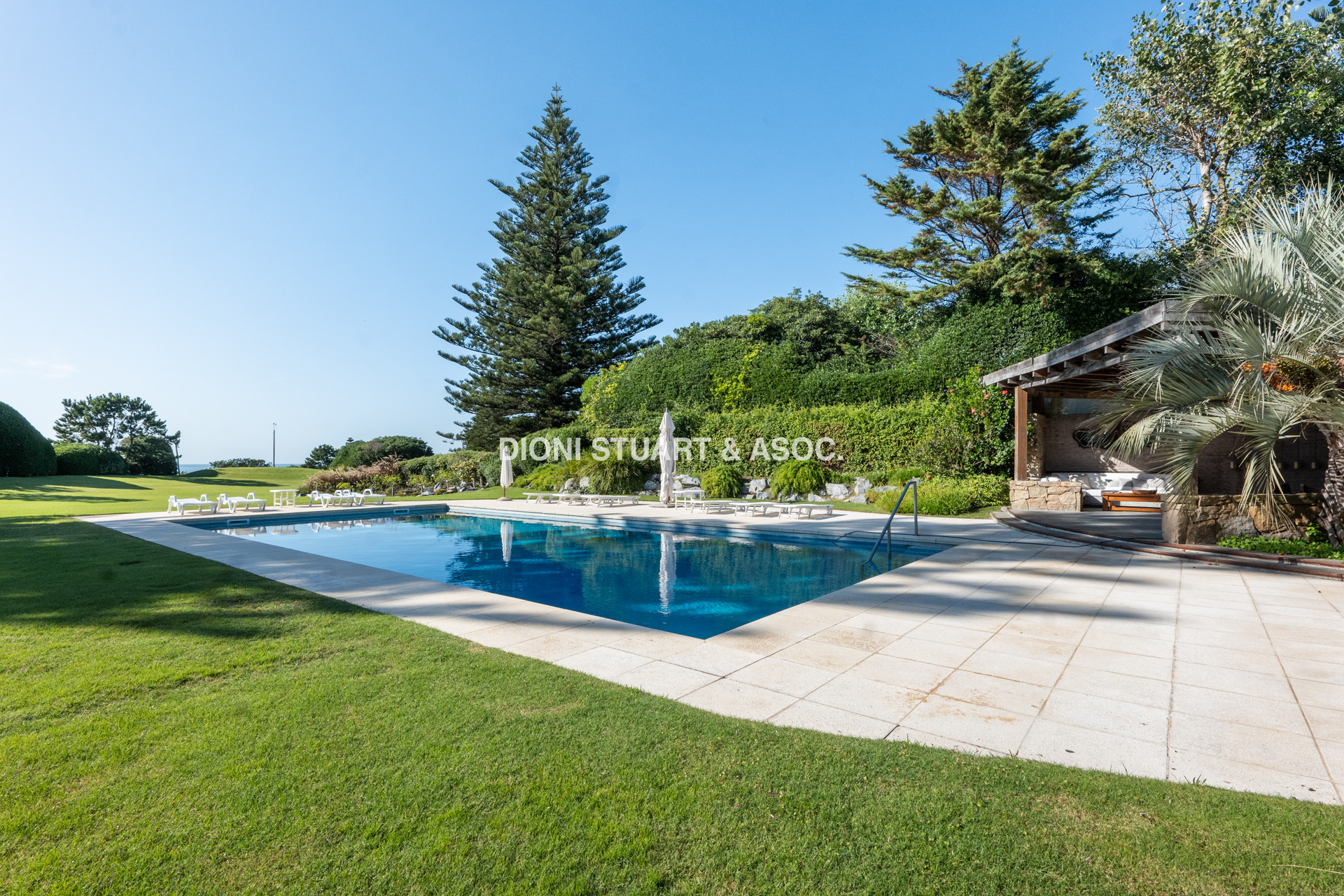 IMPONENTE CASA EN PLAYA BRAVA - ELEGANCIA Y CONFORT