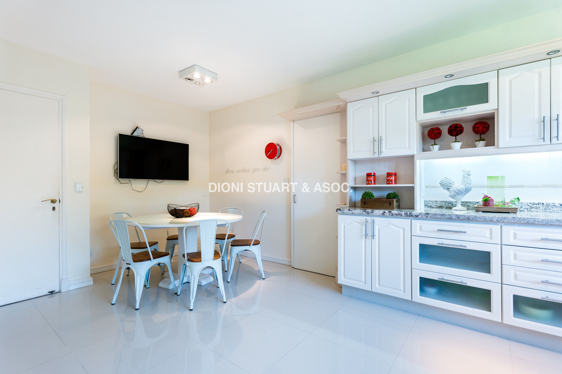 VENTA CASA CERCA DEL MAR EN PLAYA MANSA - 4 DORMITORIOS Y DEPENDENCIA - PISCINA Y BARBACOA