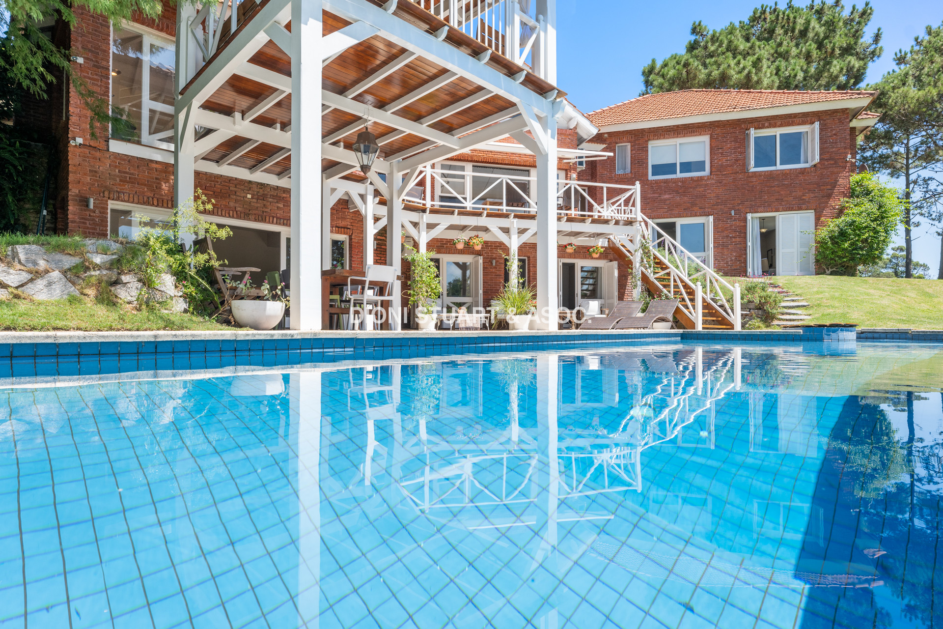 CASA EN VENTA EN  EL GOLF CON 4 DORMITORIOS EN SUITE + DEP. - BARBACOA Y SAUNA - INCREIBLE
