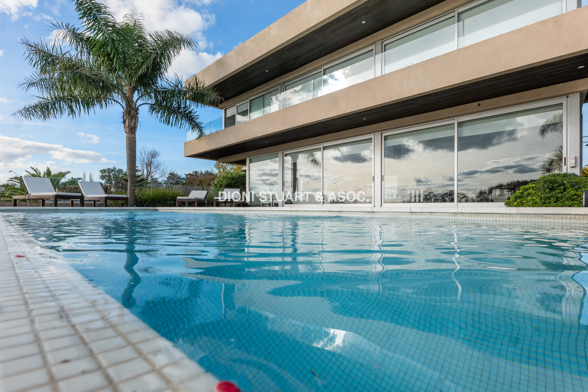 MODERNA CASA EN VENTA FRENTE A LA LAGUNA DEL DIARIO
