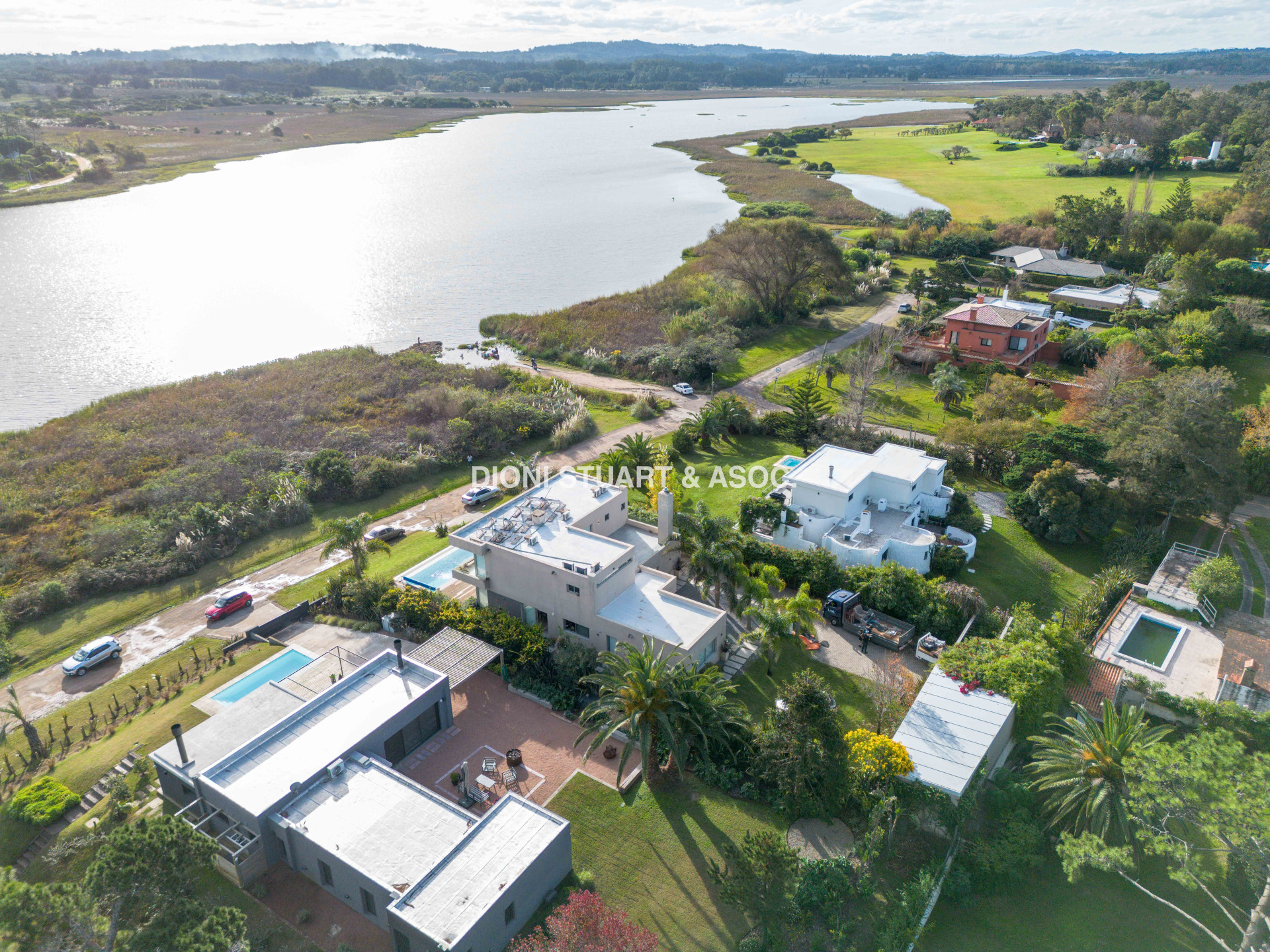 MODERNA CASA EN VENTA FRENTE A LA LAGUNA DEL DIARIO
