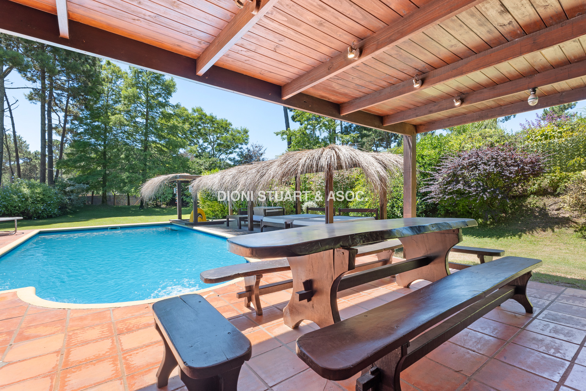 CASA EN PINARES EN VENTA 5 DORMITORIOS EN SUITE CON PISCINA
