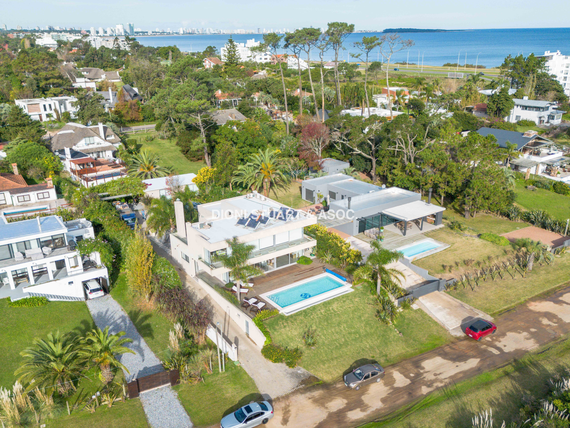 MODERNA CASA EN VENTA FRENTE A LA LAGUNA DEL DIARIO