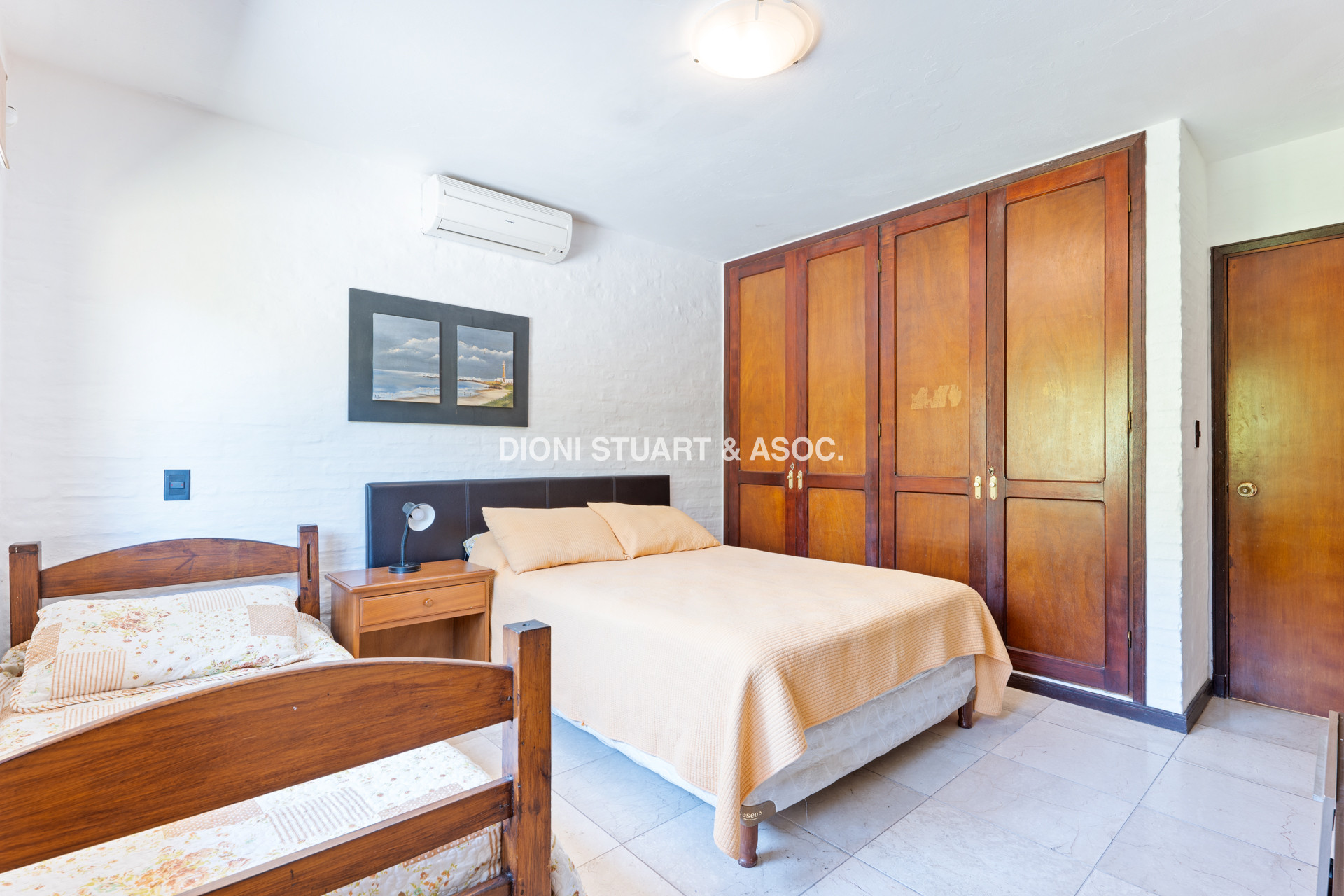 CASA EN PINARES EN VENTA 5 DORMITORIOS EN SUITE CON PISCINA