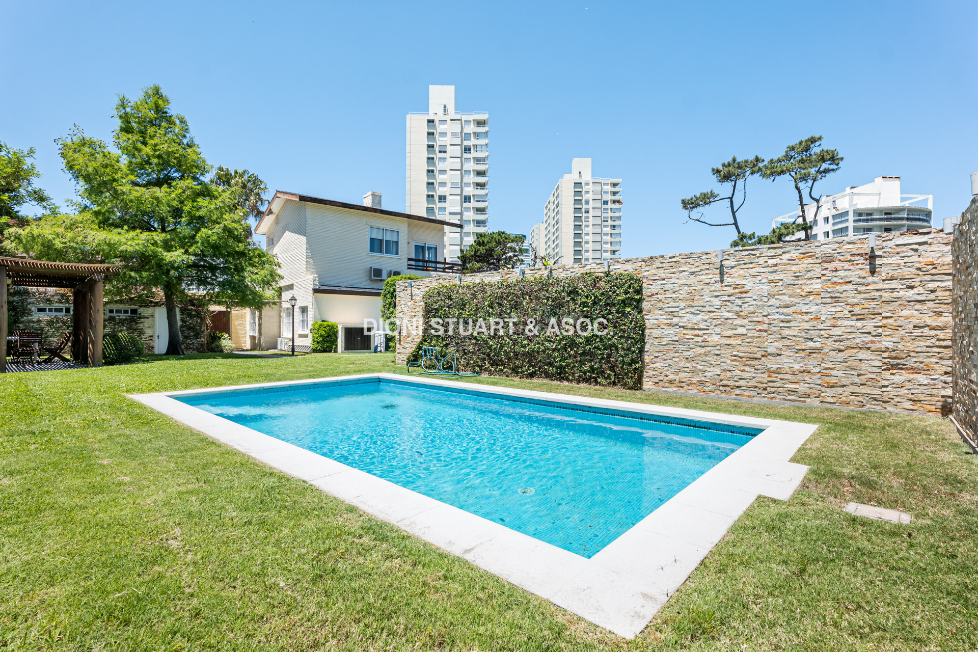 VENTA CASA CERCA DEL MAR EN PLAYA MANSA - 4 DORMITORIOS Y DEPENDENCIA - PISCINA Y BARBACOA