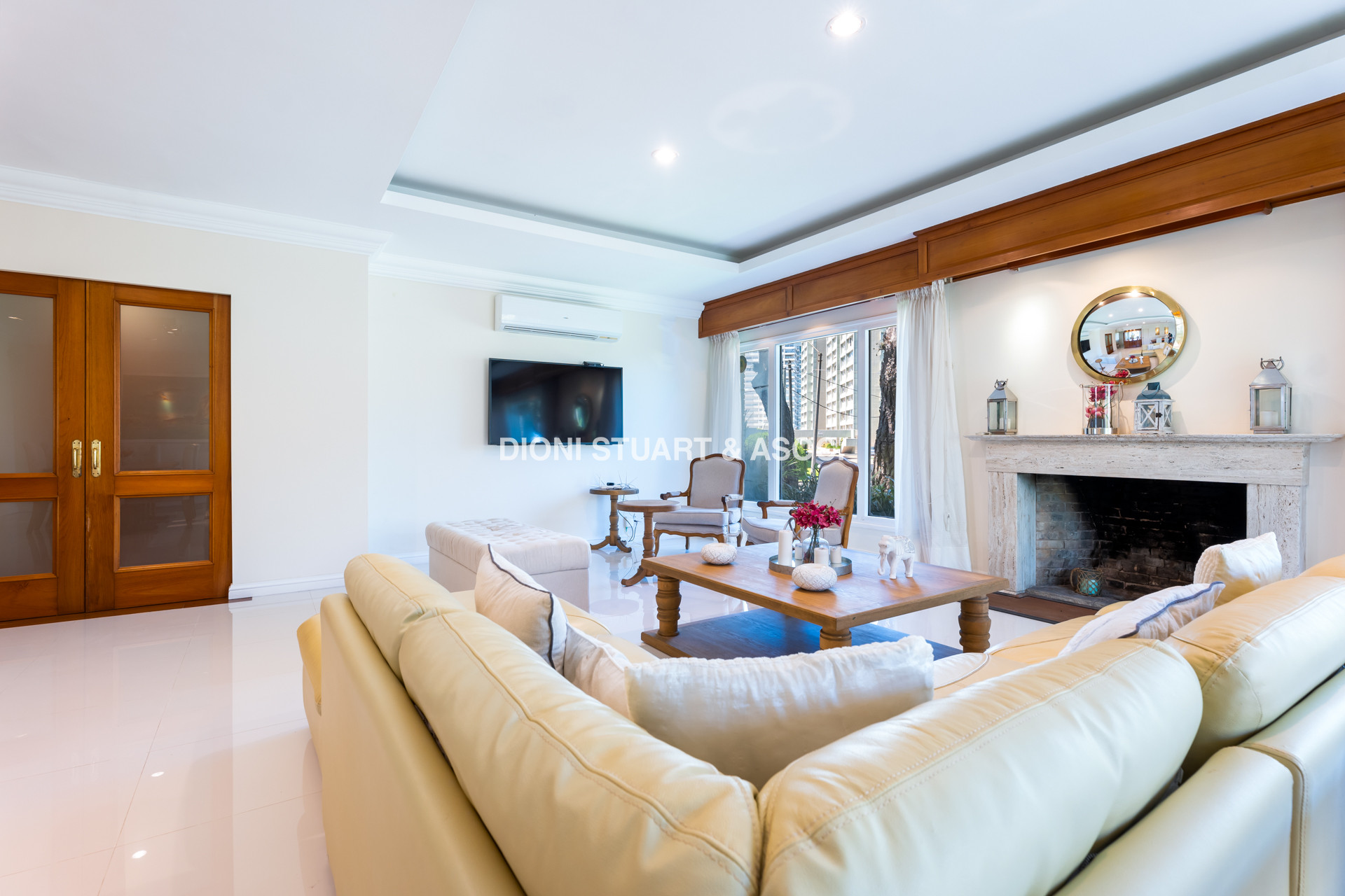 VENTA CASA CERCA DEL MAR EN PLAYA MANSA - 4 DORMITORIOS Y DEPENDENCIA - PISCINA Y BARBACOA