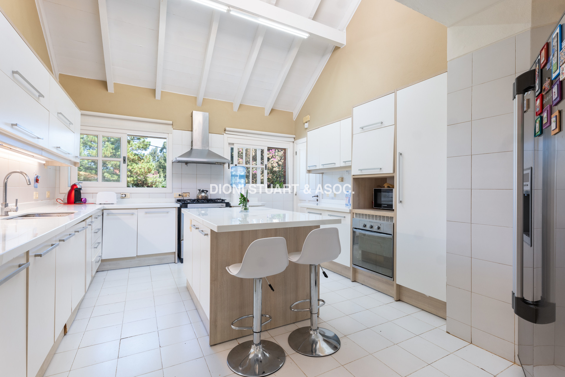 CASA EN VENTA EN  EL GOLF CON 4 DORMITORIOS EN SUITE + DEP. - BARBACOA Y SAUNA - INCREIBLE