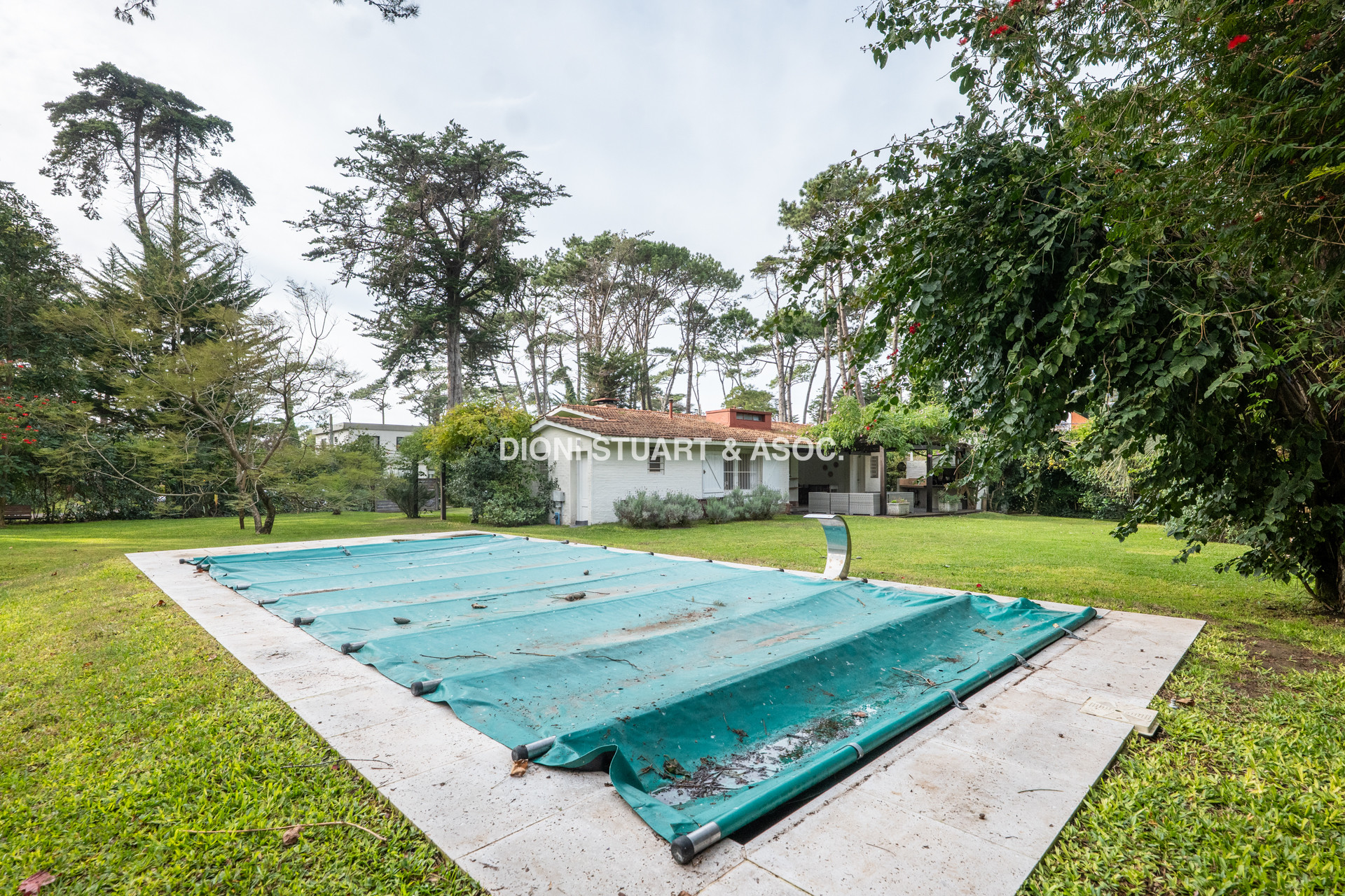 VENTA CASA EN SAN RAFAEL - CERCA DEL MAR - 3 DORM + DEP. SERV - PISCINA