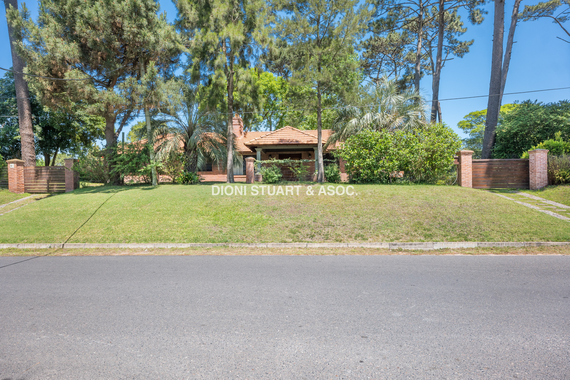 CASA EN VENTA EN CANTEGRIL CON 3 DORMITORIOS Y DEPENDENCIA + PISCINA