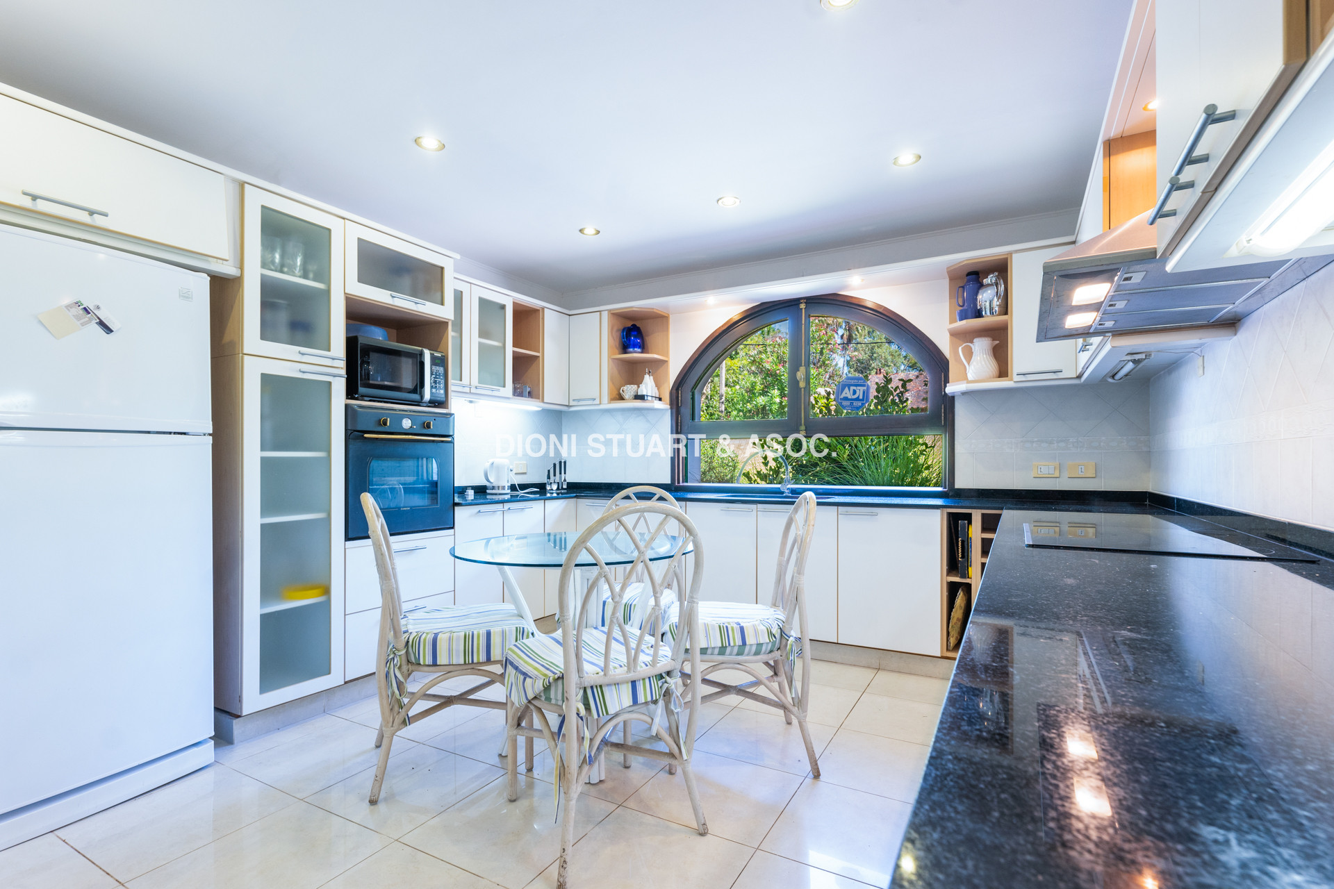 CASA EN ALQUILER ANUAL DE 3 DORMITORIOS EN SUTIE + DEP. CON PISCINA SAN RAFAEL - EL GOLF -
