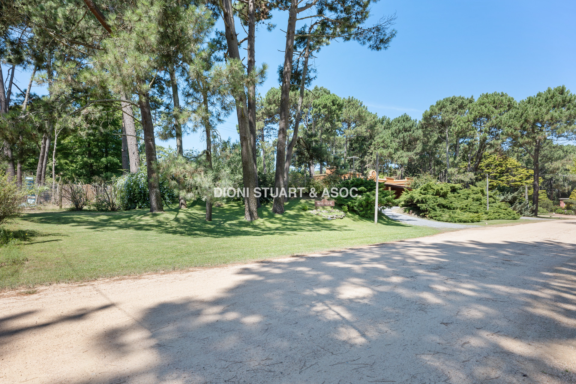 CASA EN PINARES EN VENTA 5 DORMITORIOS EN SUITE CON PISCINA