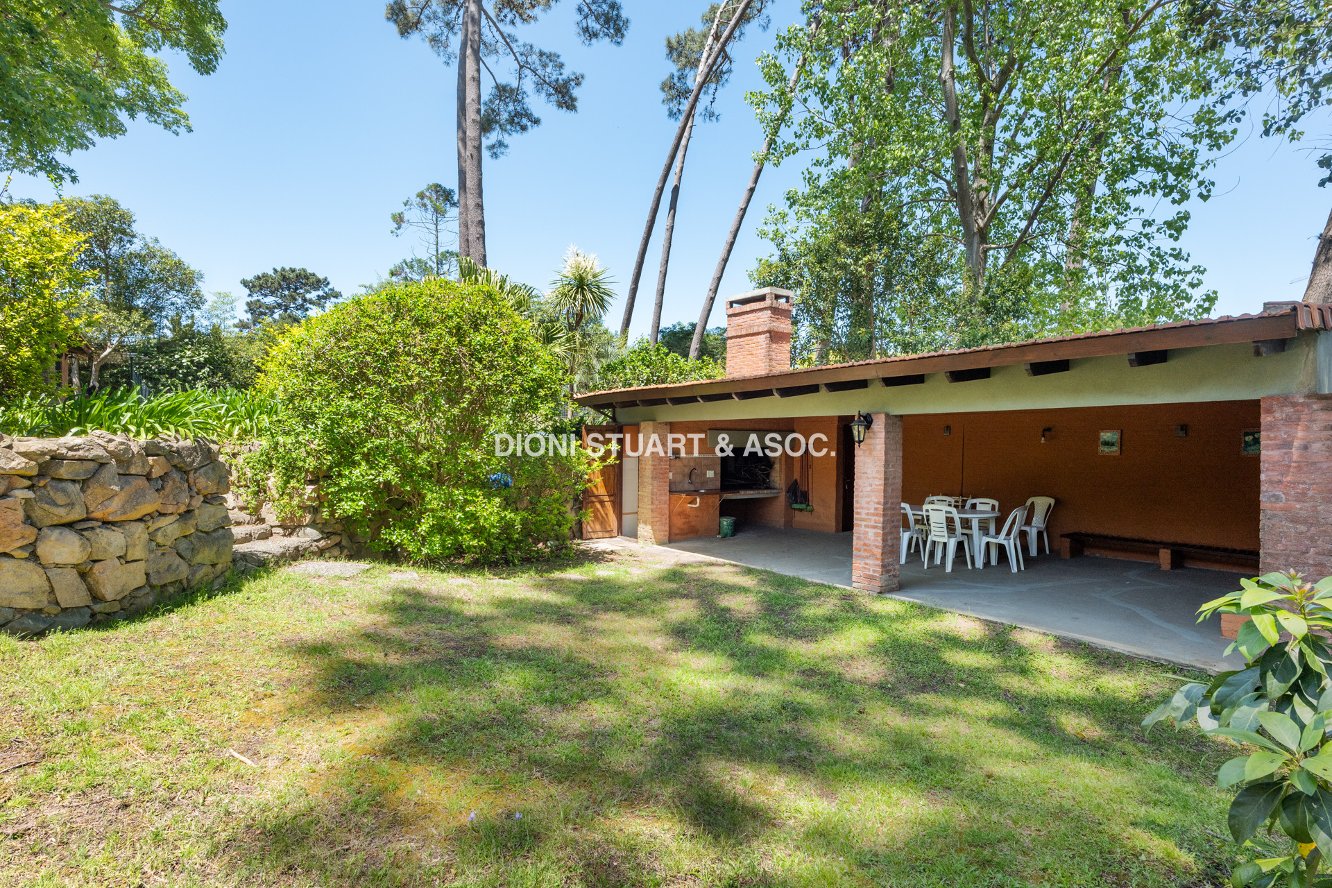 CASA EN VENTA EN CANTEGRIL CON 3 DORMITORIOS Y DEPENDENCIA + PISCINA