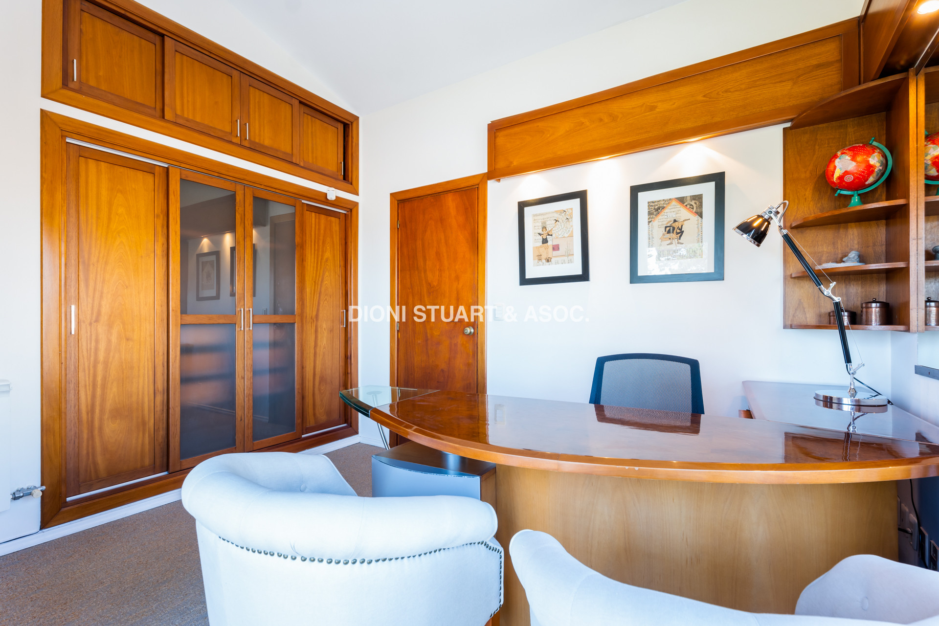 VENTA CASA CERCA DEL MAR EN PLAYA MANSA - 4 DORMITORIOS Y DEPENDENCIA - PISCINA Y BARBACOA
