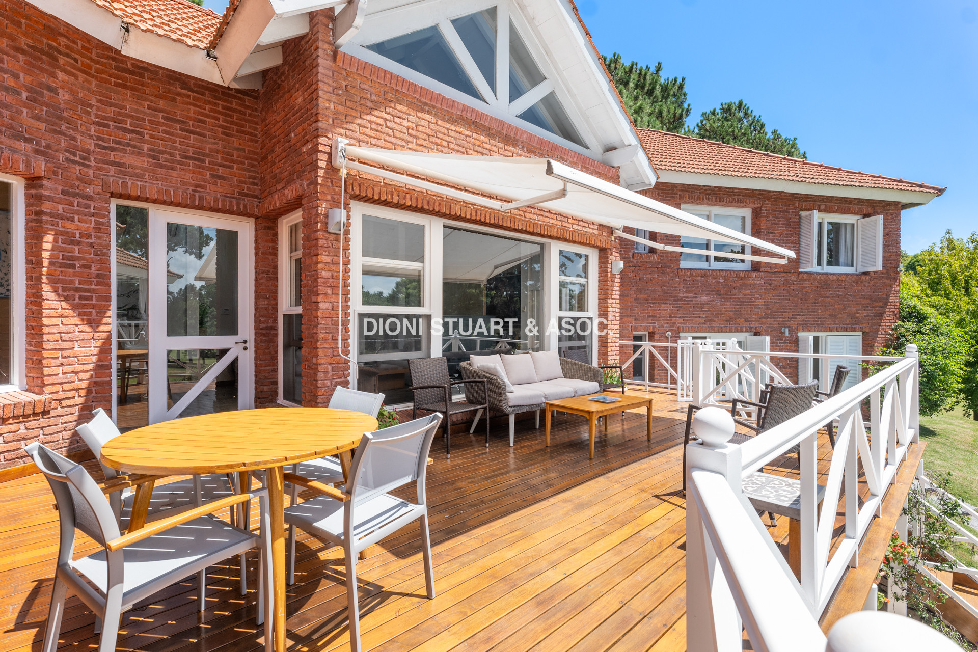 CASA EN VENTA EN  EL GOLF CON 4 DORMITORIOS EN SUITE + DEP. - BARBACOA Y SAUNA - INCREIBLE