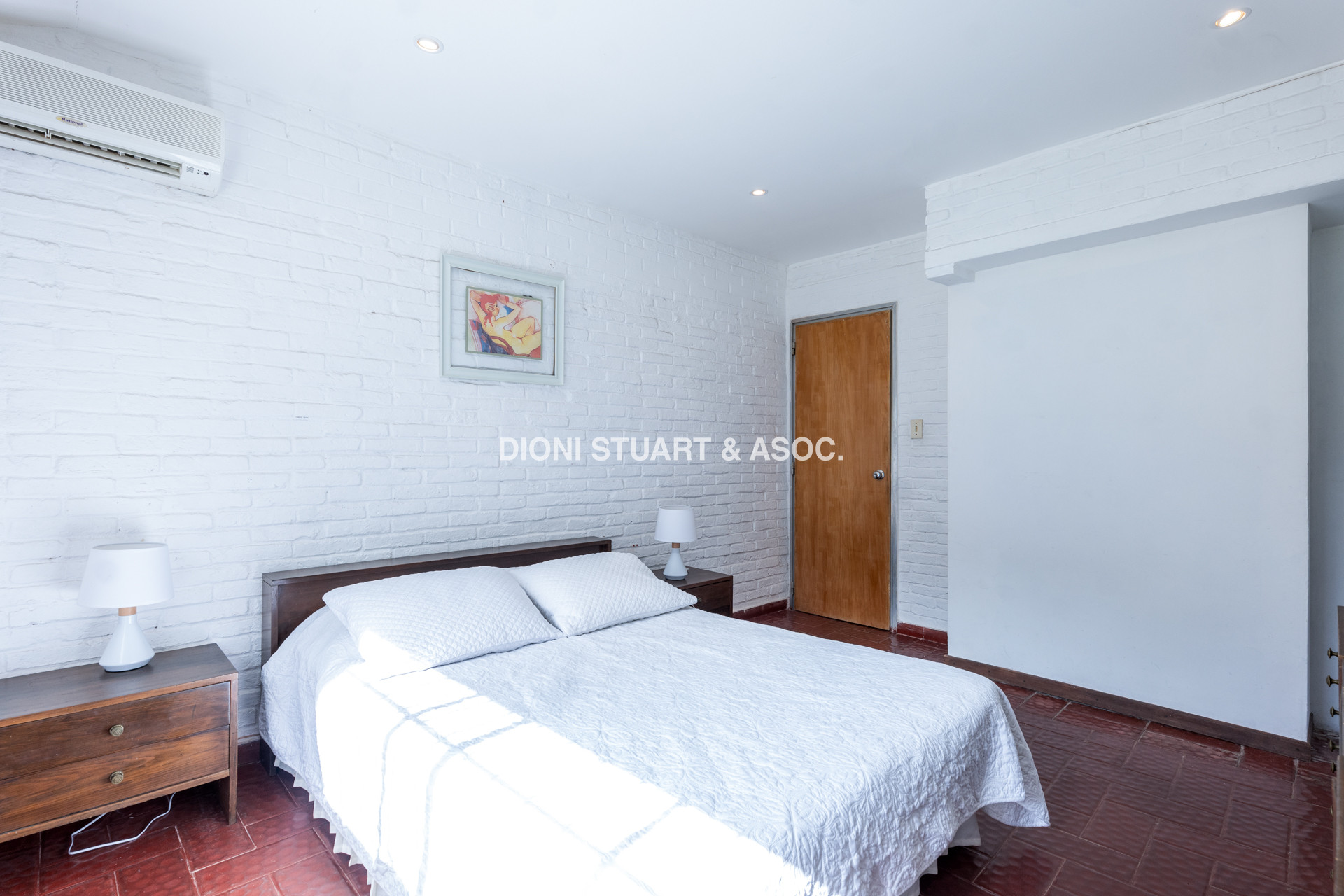CASA EN VENTA CERCA DEL MAR PLAYA BRAVA RINCON DEL INDIO - 4 DORMITORIOS + BARBACOA + PISCINA