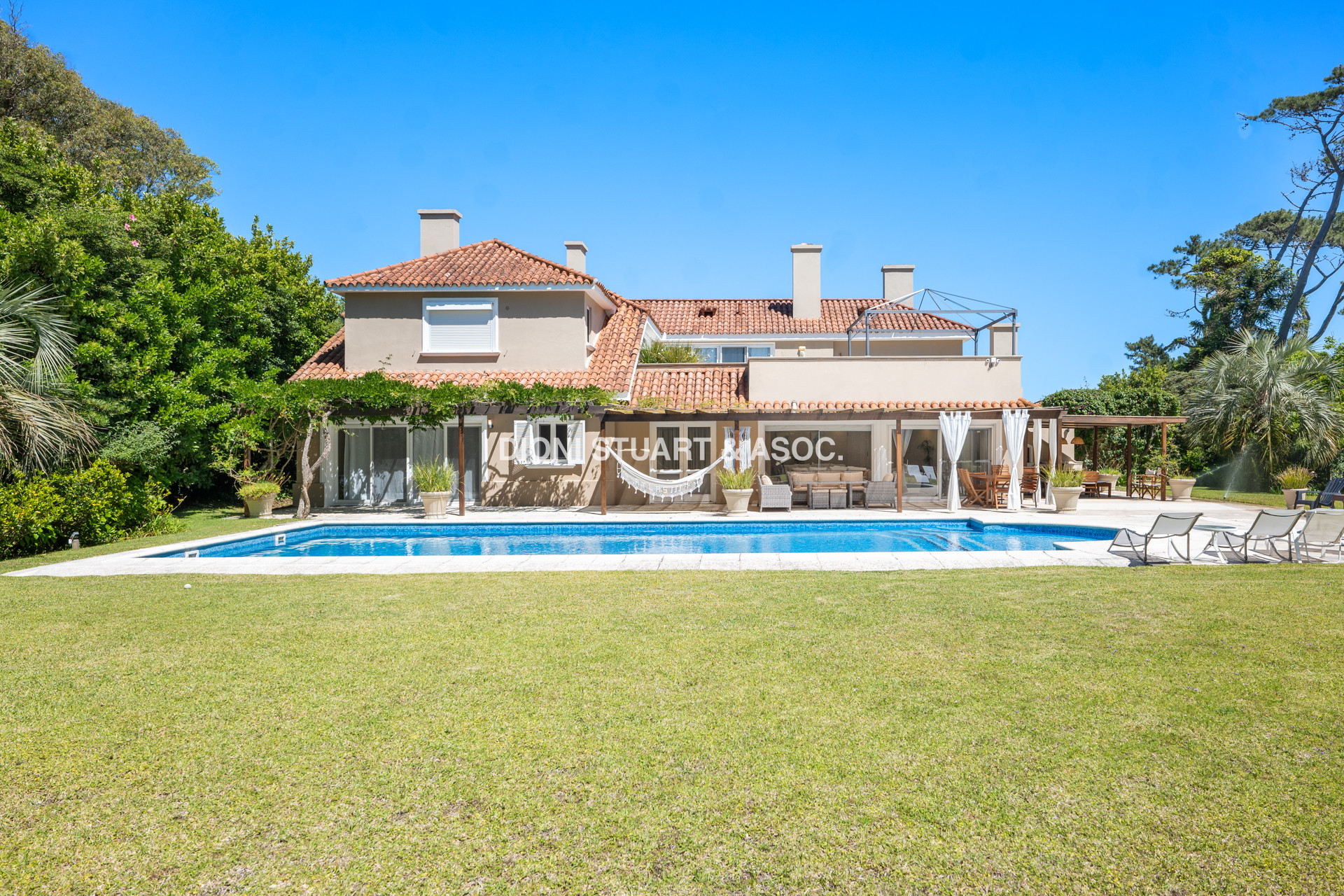 MEGA CASA EN EL GOLF - A METROS DEL MAR