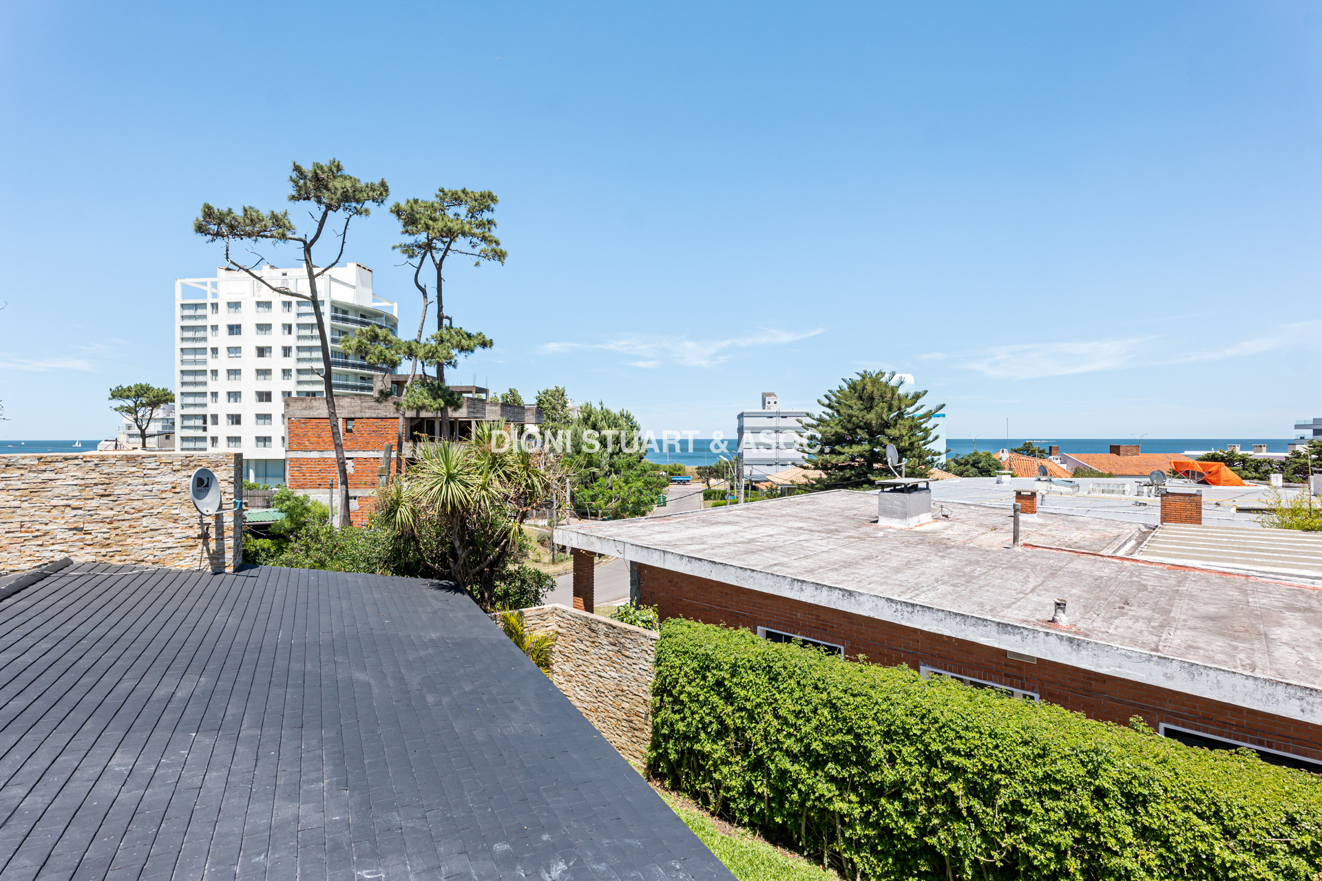 VENTA CASA CERCA DEL MAR EN PLAYA MANSA - 4 DORMITORIOS Y DEPENDENCIA - PISCINA Y BARBACOA
