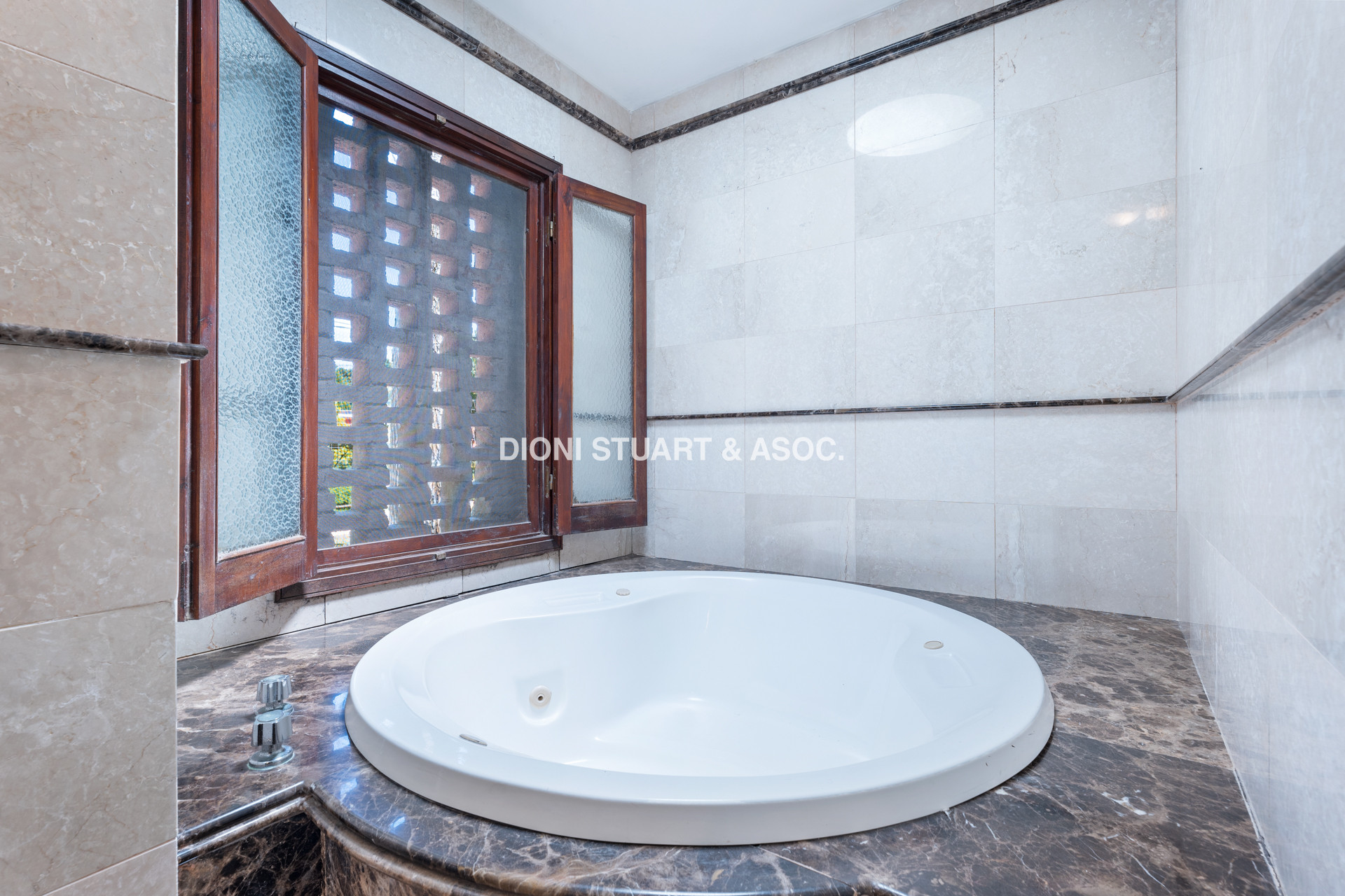 CASA EN PINARES EN VENTA 5 DORMITORIOS EN SUITE CON PISCINA