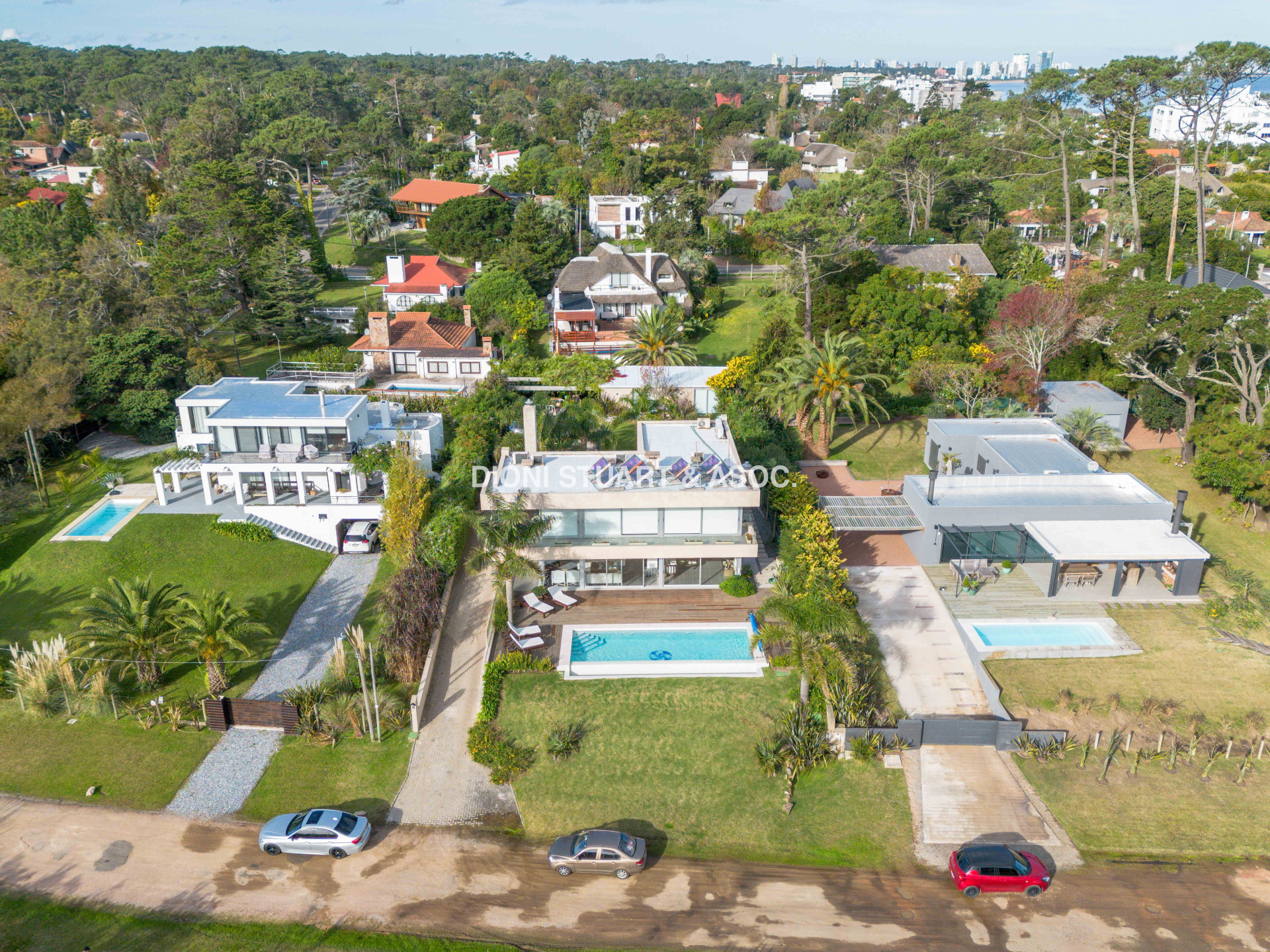 MODERNA CASA EN VENTA FRENTE A LA LAGUNA DEL DIARIO