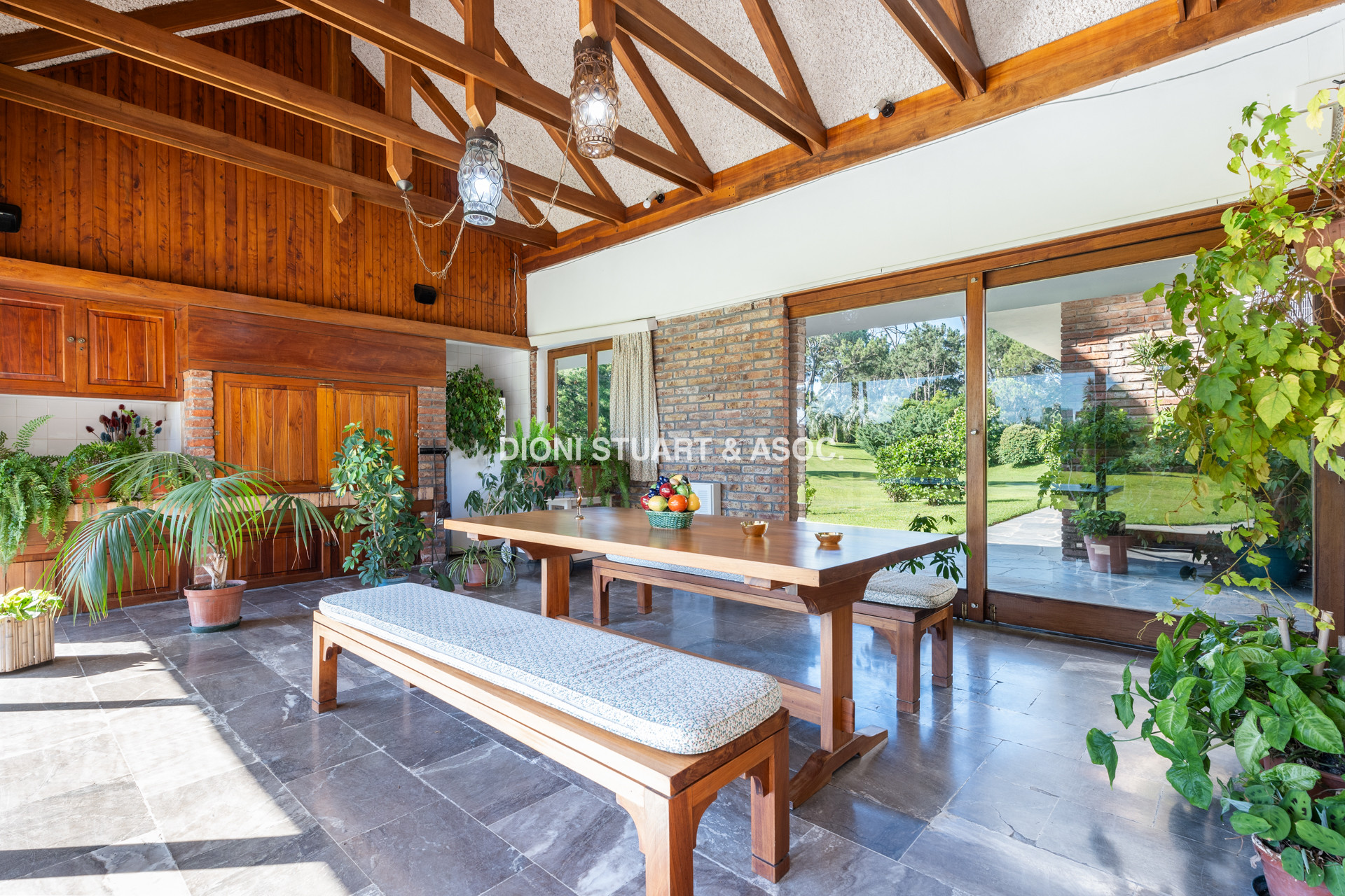 CASA EN VENTA EN PINARES - SUPER TERRENO Y MEGA CONSTRUCCIÓN