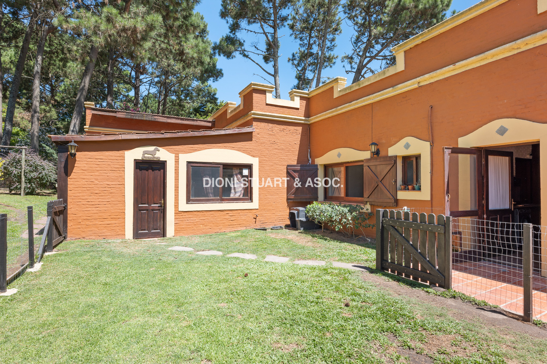CASA EN PINARES EN VENTA 5 DORMITORIOS EN SUITE CON PISCINA