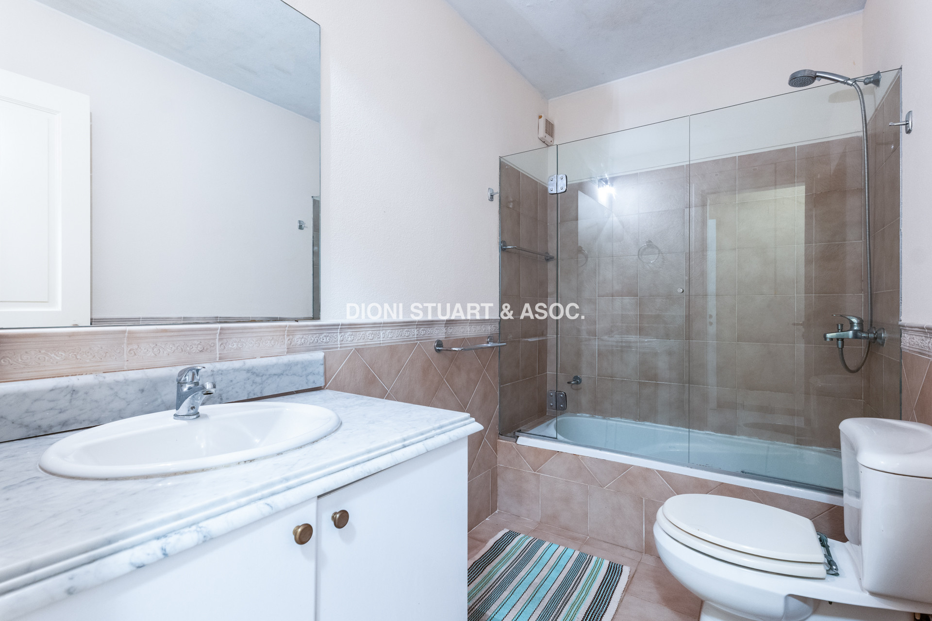 CASA EN VENTA EN  EL GOLF CON 4 DORMITORIOS EN SUITE + DEP. - BARBACOA Y SAUNA - INCREIBLE