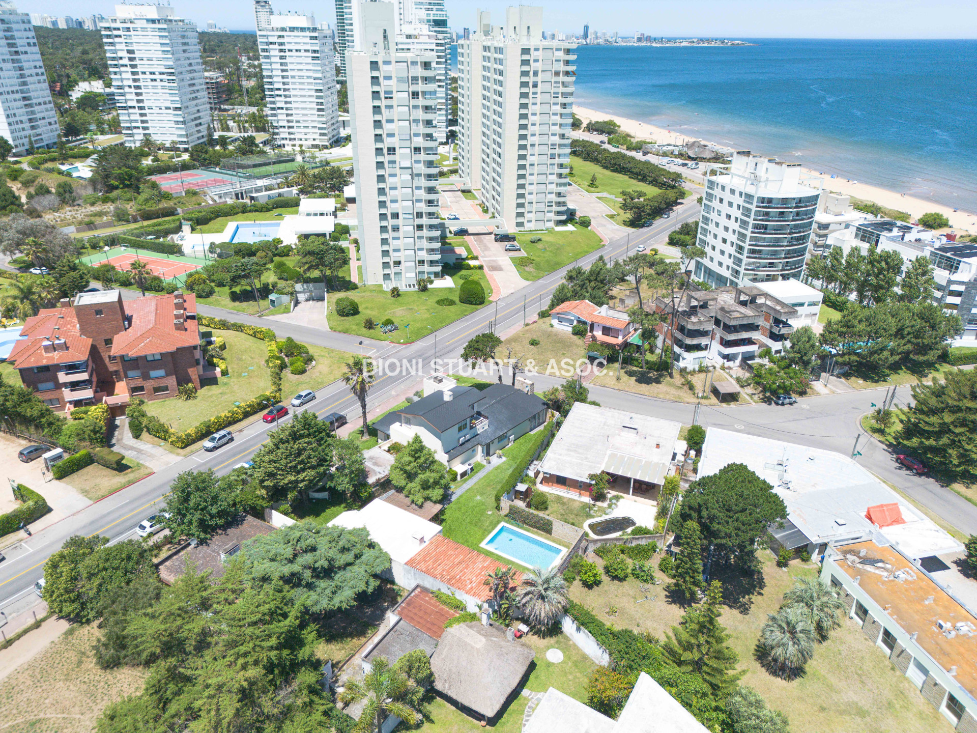VENTA CASA CERCA DEL MAR EN PLAYA MANSA - 4 DORMITORIOS Y DEPENDENCIA - PISCINA Y BARBACOA