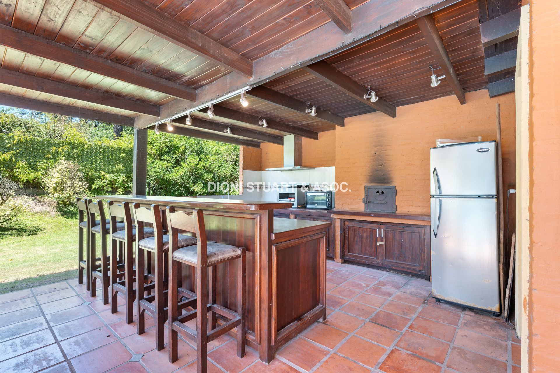 CASA EN PINARES EN VENTA 5 DORMITORIOS EN SUITE CON PISCINA