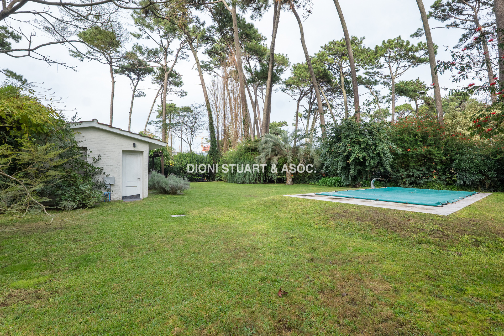 VENTA CASA EN SAN RAFAEL - CERCA DEL MAR - 3 DORM + DEP. SERV - PISCINA