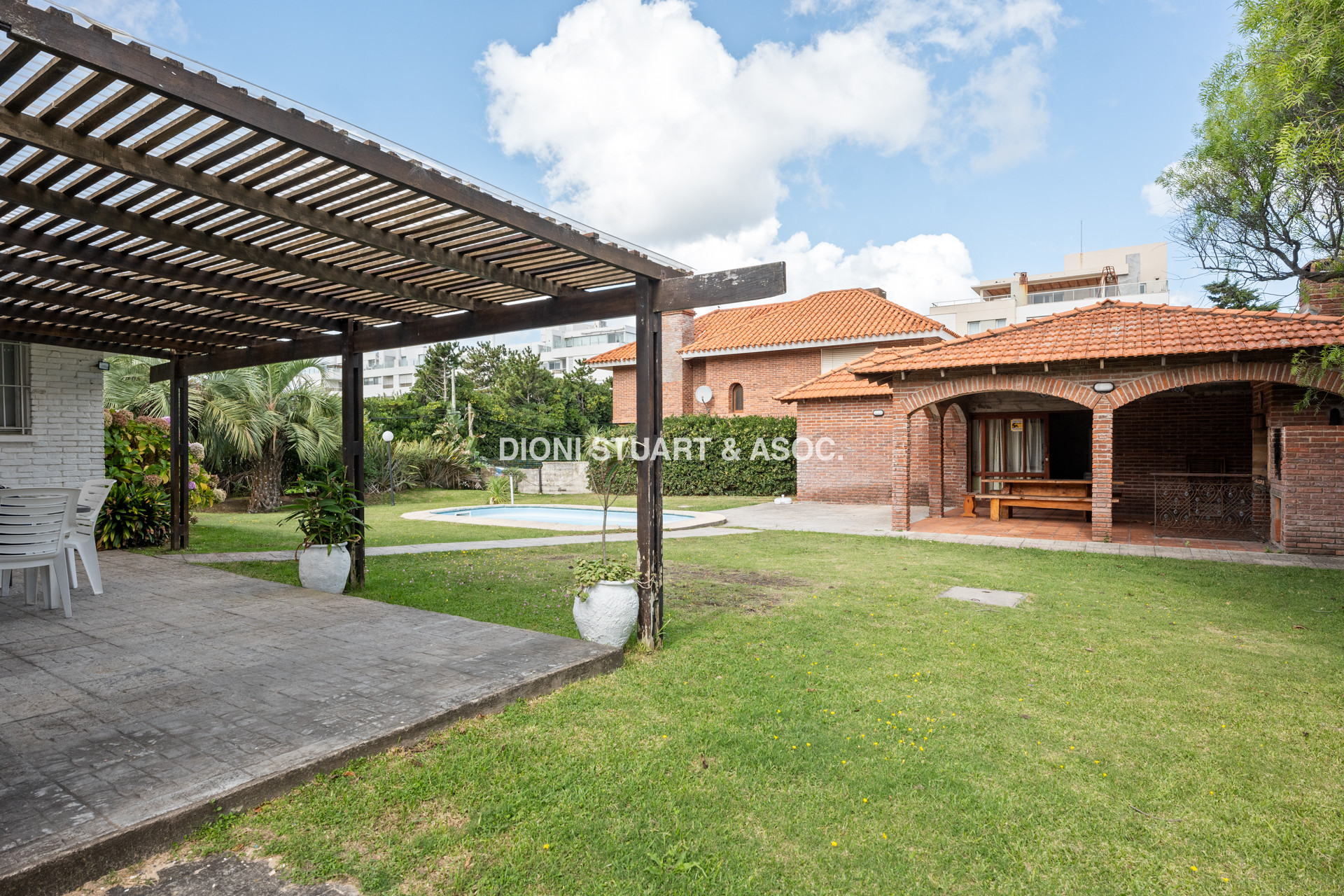 CASA EN VENTA CERCA DEL MAR PLAYA BRAVA RINCON DEL INDIO - 4 DORMITORIOS + BARBACOA + PISCINA