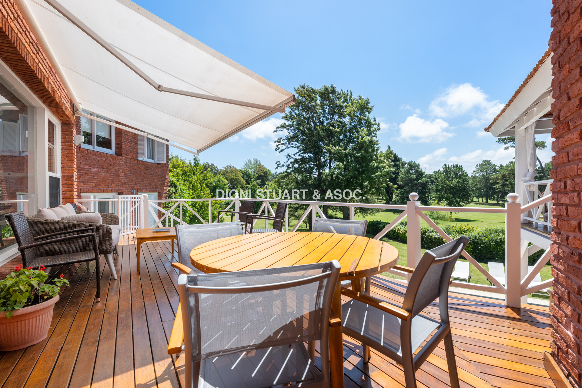 CASA EN VENTA EN  EL GOLF CON 4 DORMITORIOS EN SUITE + DEP. - BARBACOA Y SAUNA - INCREIBLE