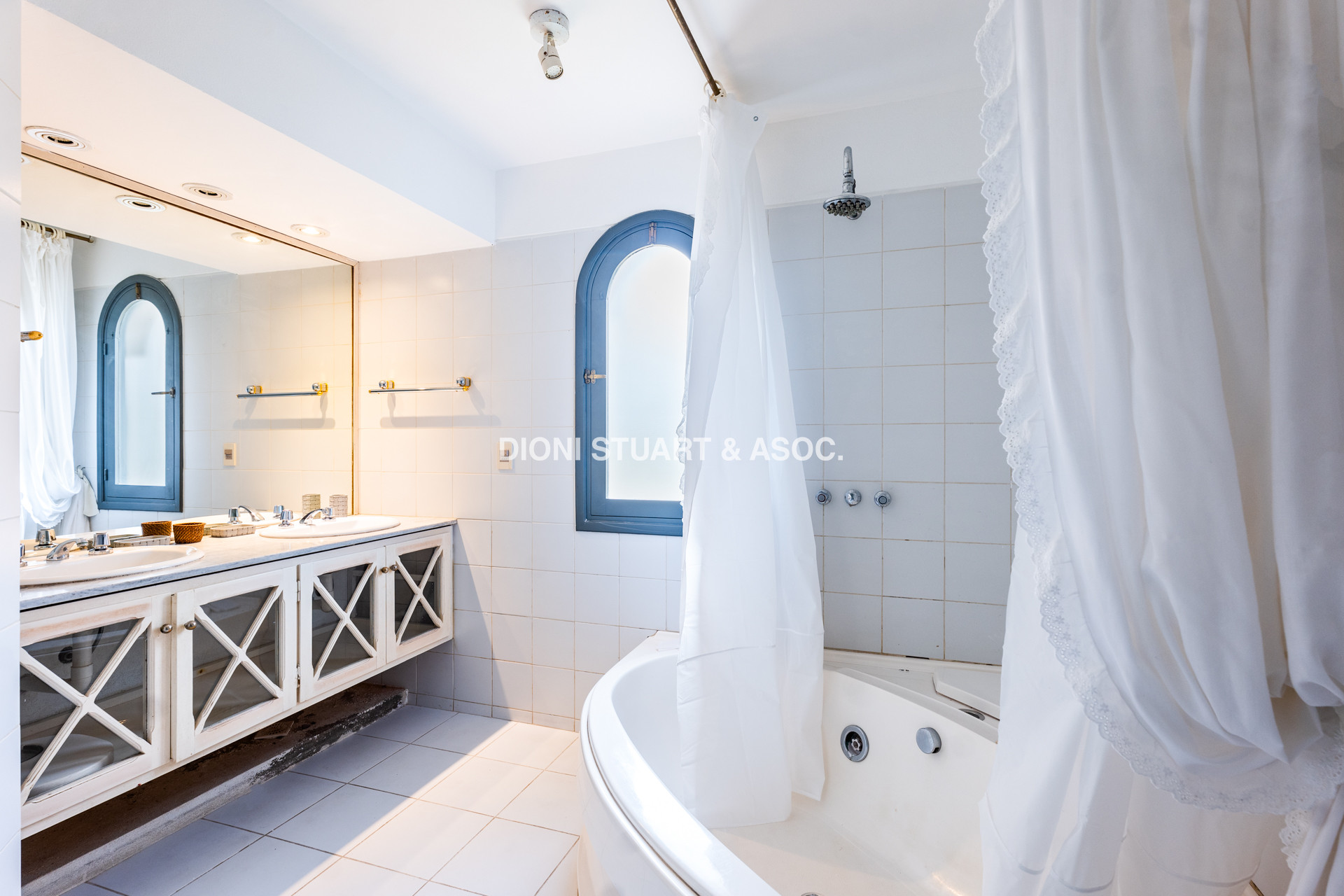 CASA EN VENTA EN EL GOLF CON 8 DORMITORIOS EN SUTIE