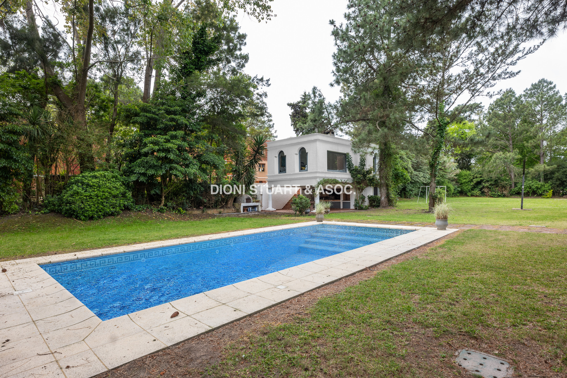 CASA EN VENTA EN EL GOLF CON 8 DORMITORIOS EN SUTIE