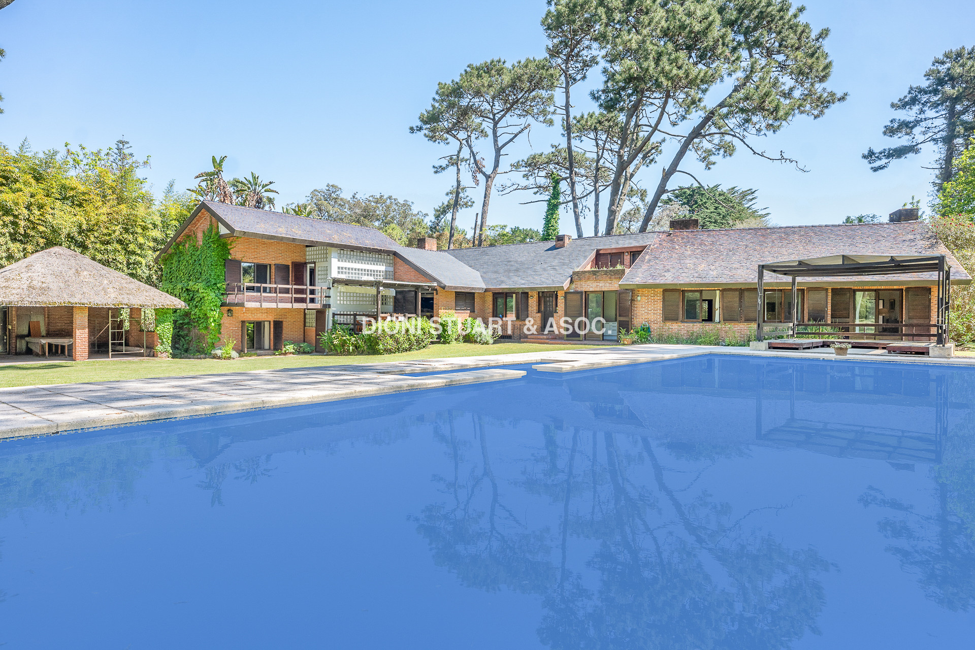CASA EN EL GOLF DE 6 DORMITORIOS - EXCELENTE CONSTRUCCIÓN