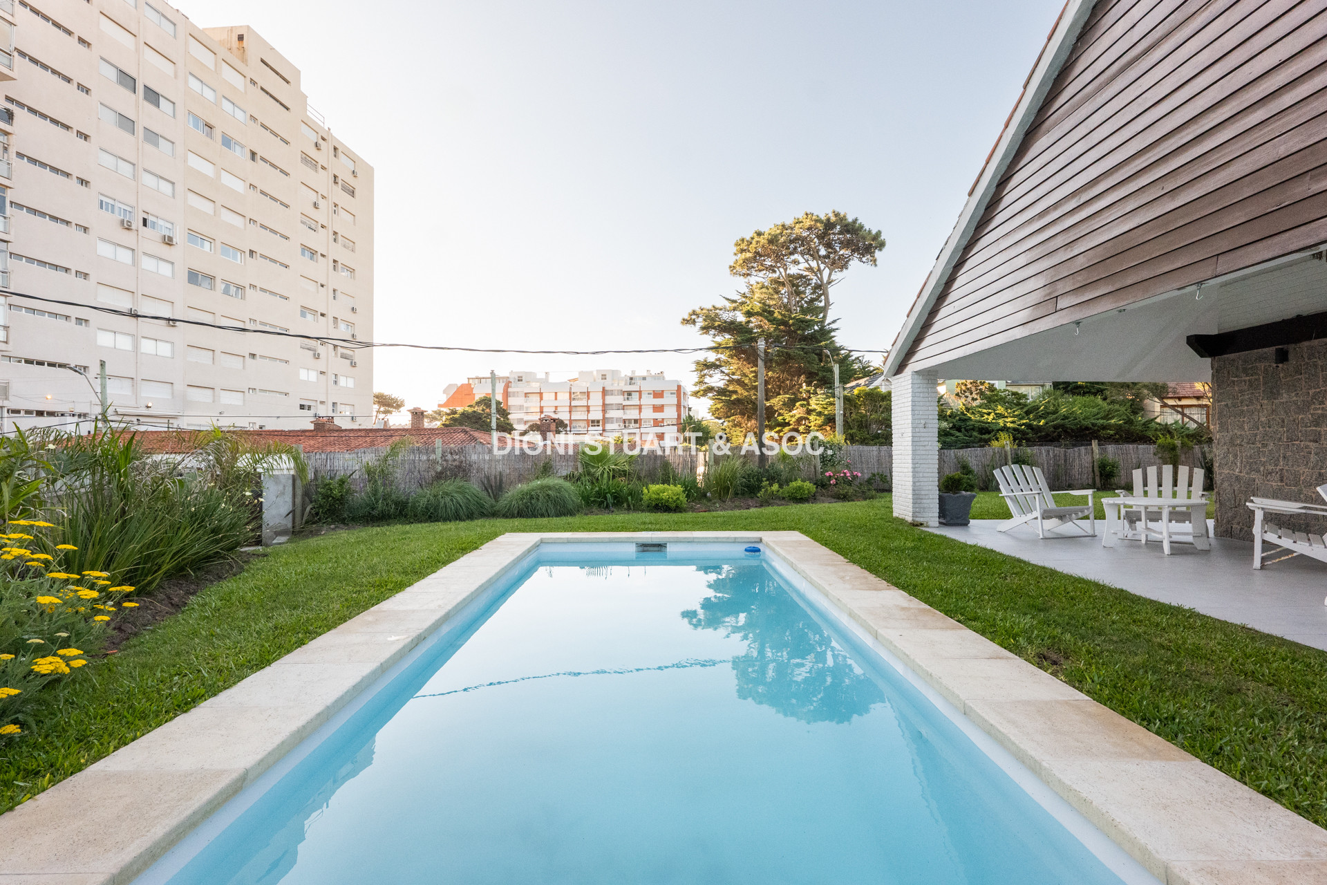 CASA EN ALQUILER CON 5 DORMITORIOS FRENTE AL MAR CON PISCINA - IMPONENTE