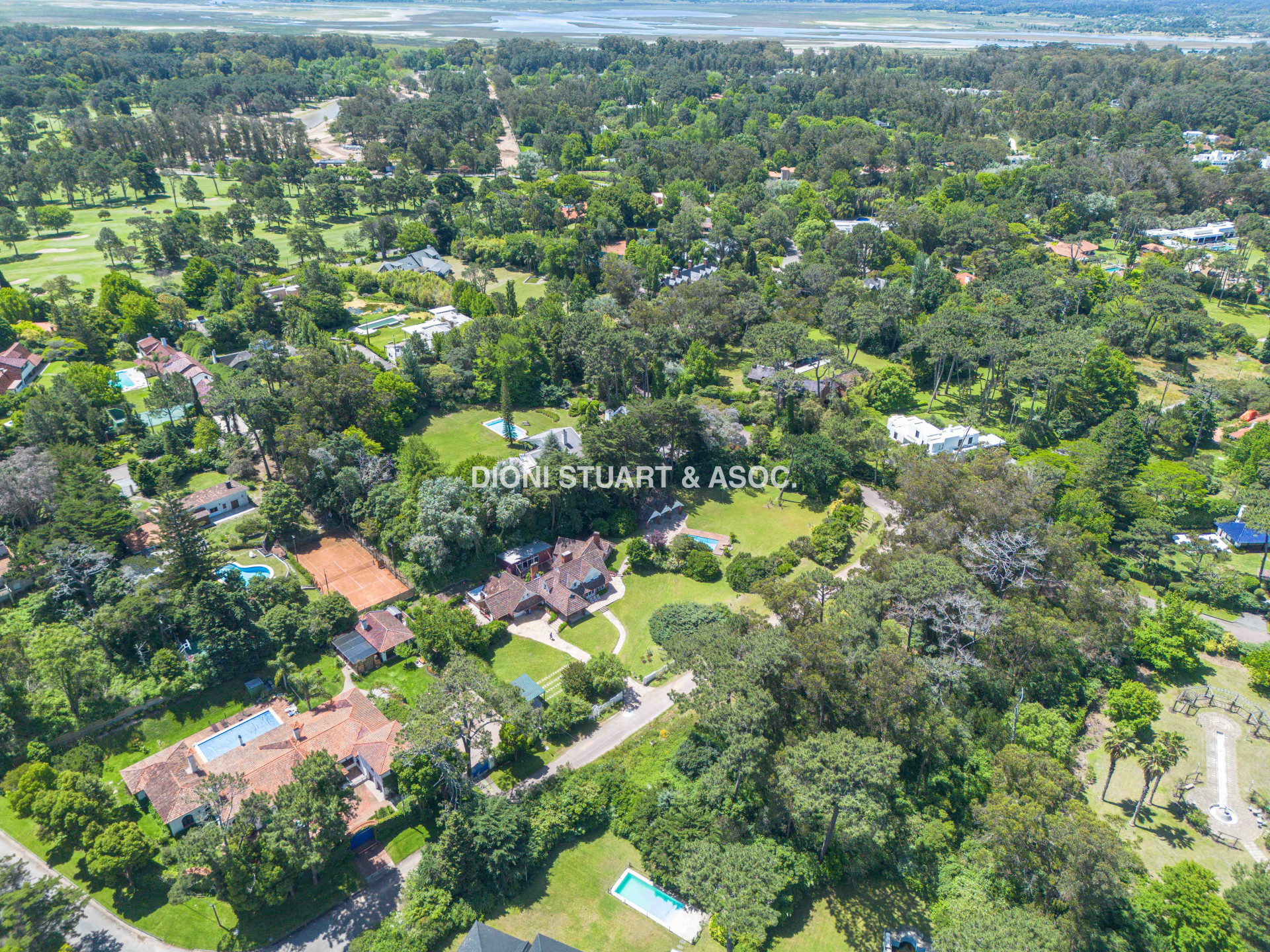 CASA EN VENTA EN EL GOLF - ARQ. ARTURO DUBOURG