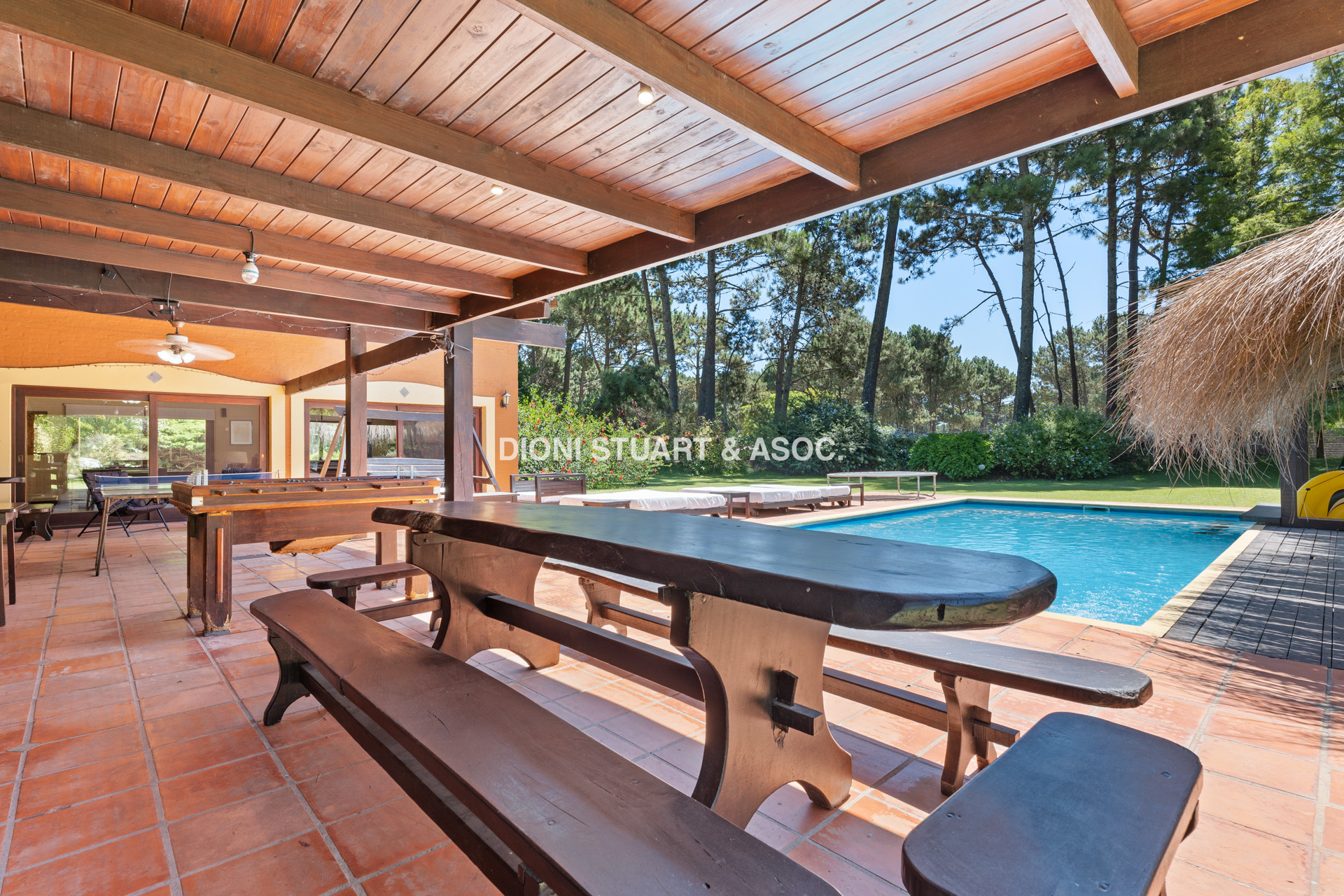 CASA EN PINARES EN VENTA 5 DORMITORIOS EN SUITE CON PISCINA