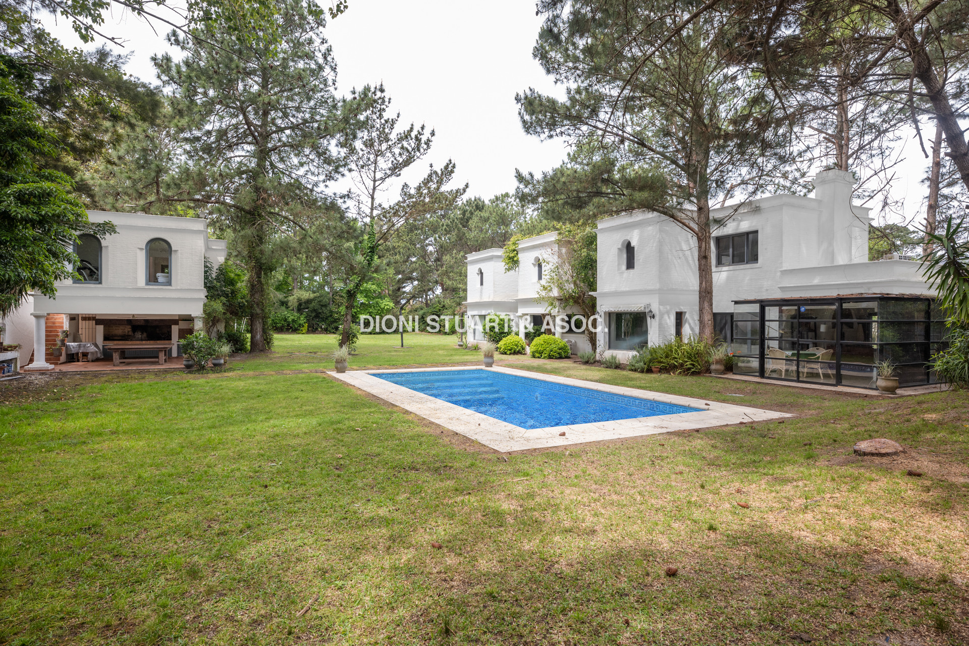 CASA EN VENTA EN EL GOLF CON 8 DORMITORIOS EN SUTIE