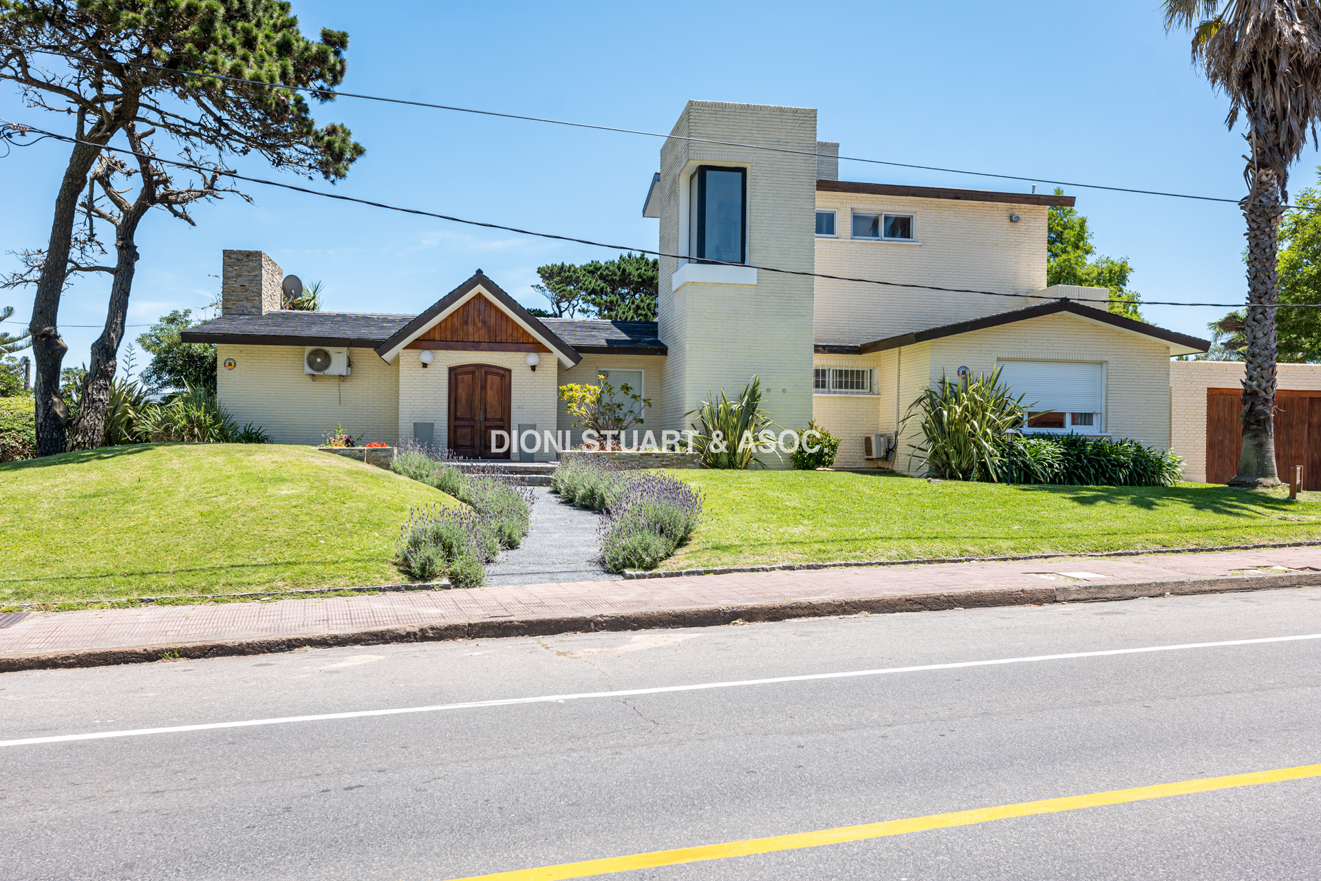 VENTA CASA CERCA DEL MAR EN PLAYA MANSA - 4 DORMITORIOS Y DEPENDENCIA - PISCINA Y BARBACOA