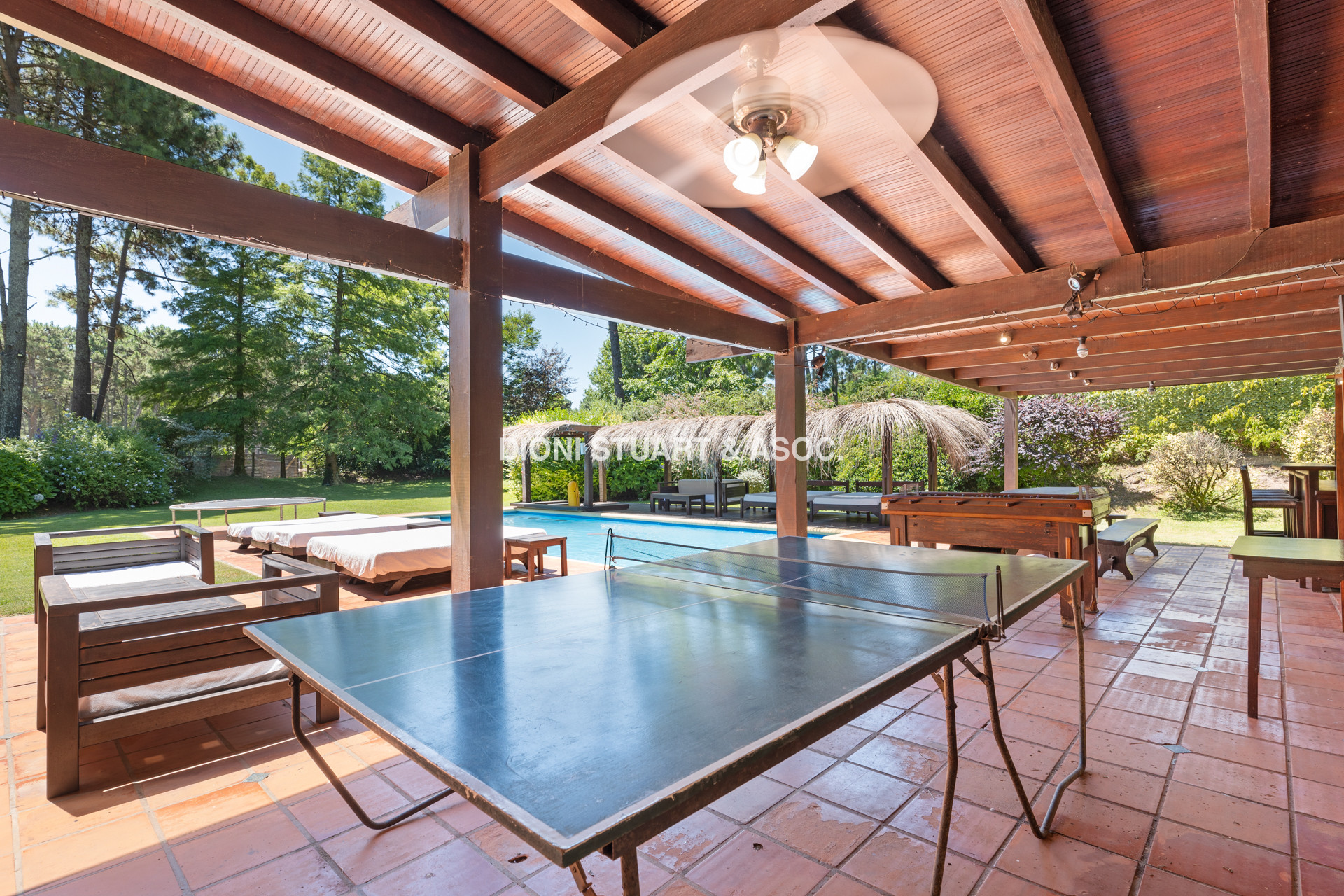 CASA EN PINARES EN VENTA 5 DORMITORIOS EN SUITE CON PISCINA