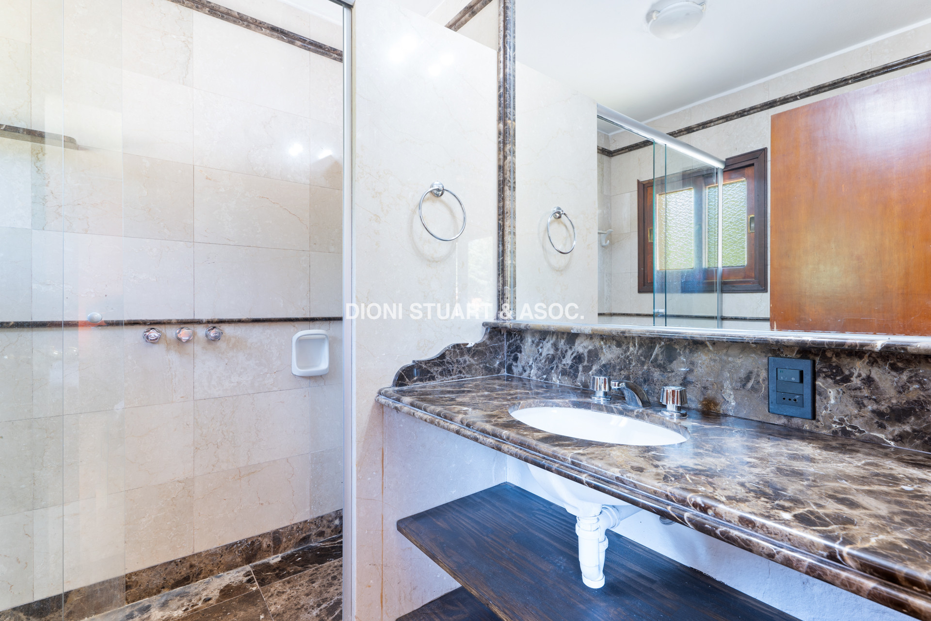 CASA EN PINARES EN VENTA 5 DORMITORIOS EN SUITE CON PISCINA