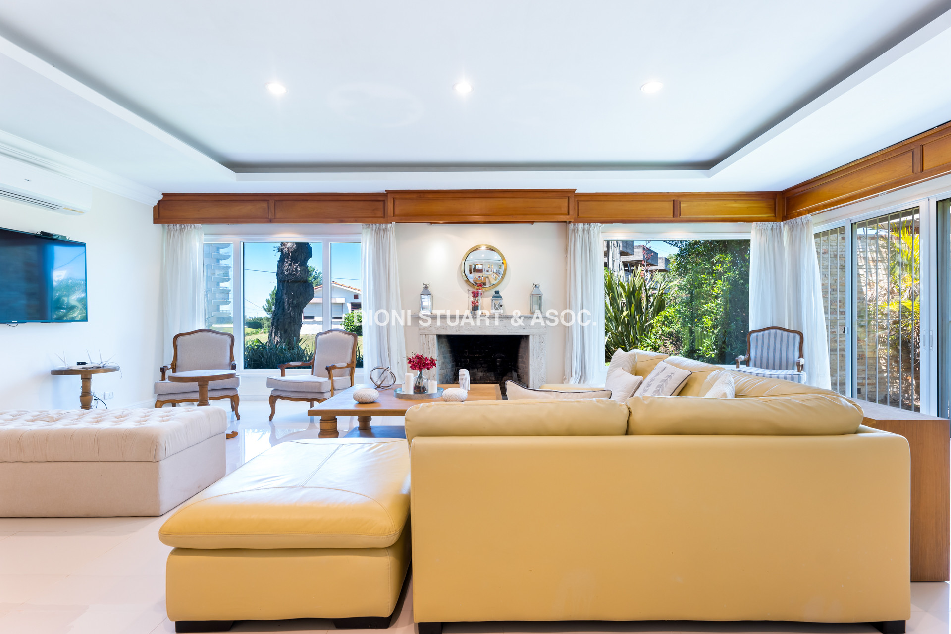 VENTA CASA CERCA DEL MAR EN PLAYA MANSA - 4 DORMITORIOS Y DEPENDENCIA - PISCINA Y BARBACOA