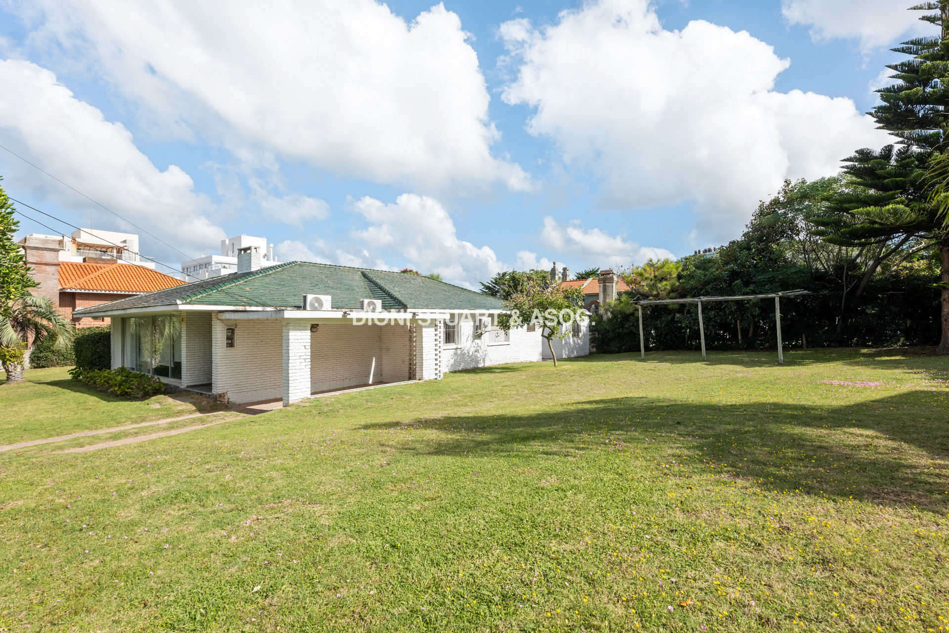 CASA EN VENTA CERCA DEL MAR PLAYA BRAVA RINCON DEL INDIO - 4 DORMITORIOS + BARBACOA + PISCINA