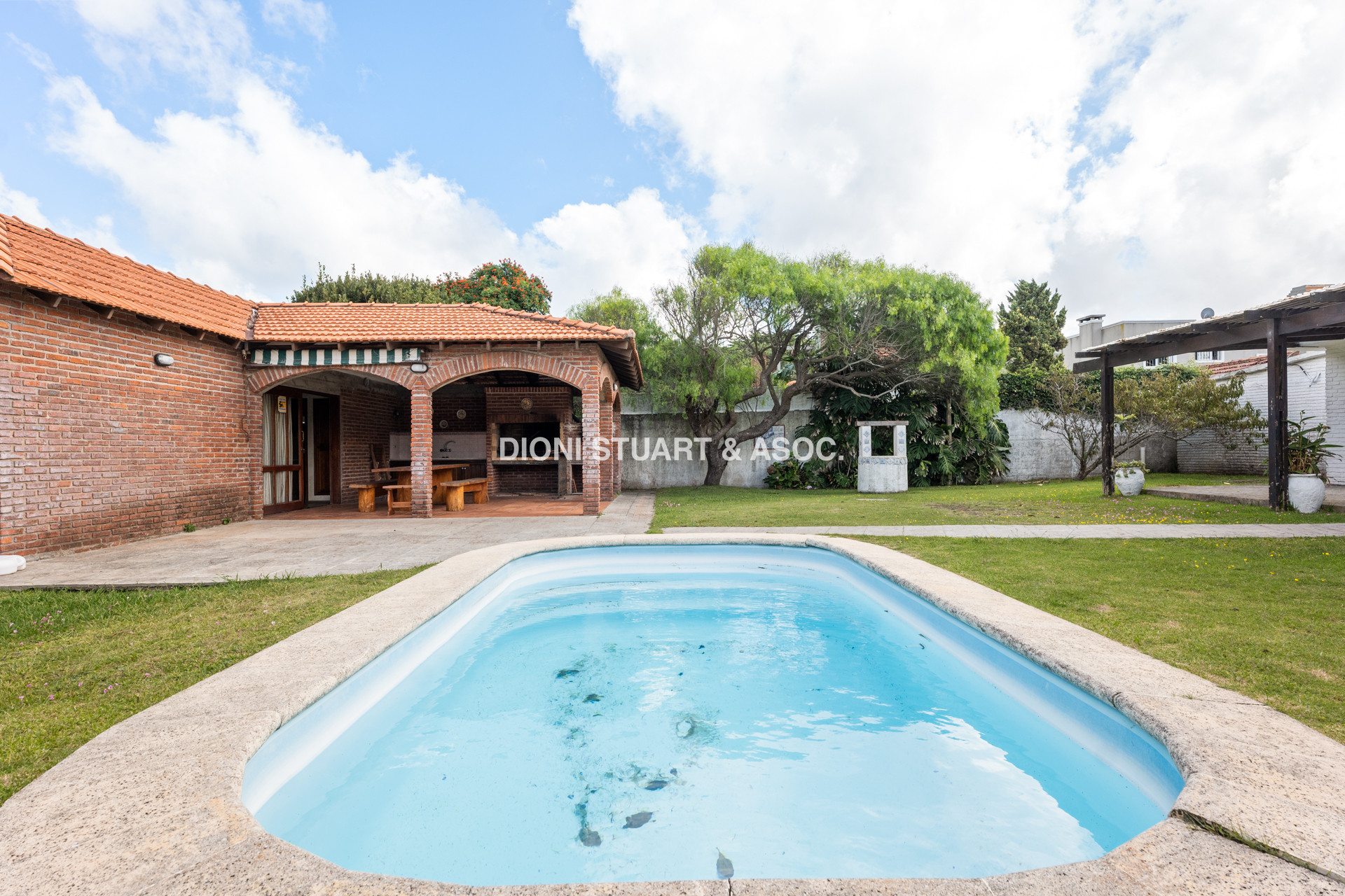CASA EN VENTA CERCA DEL MAR PLAYA BRAVA RINCON DEL INDIO - 4 DORMITORIOS + BARBACOA + PISCINA