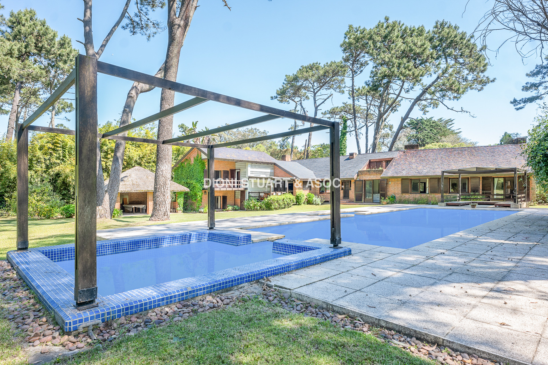 CASA EN EL GOLF DE 6 DORMITORIOS - EXCELENTE CONSTRUCCIÓN