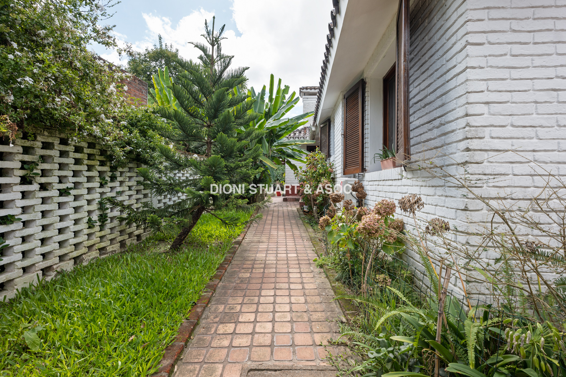OPORTUNIDAD - CASA EN ROOSEVELT - 5 DORMITORIOS Y 5 BAÑOS - PISCINA CLIMATIZADA